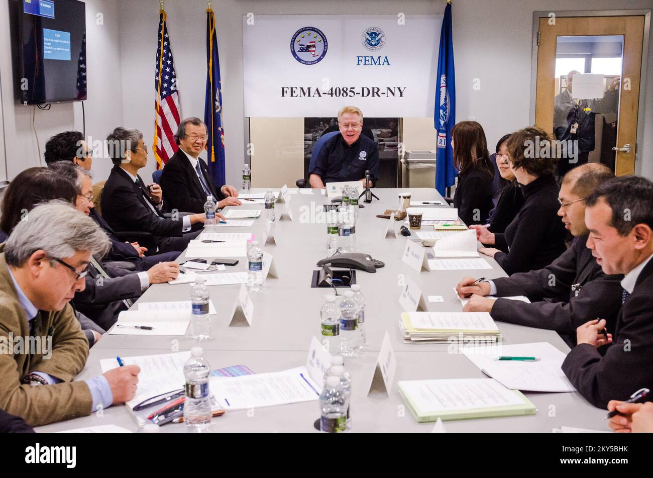 Queens, New York, 28. Februar 2013 die FEMA war Gastgeber eines Notfallmanagementteams aus Japan im NY Joint Field Office (JFO). Michael Byrne, Federal Coordinating Officer, informiert die Besucher über die Reaktion der FEMA auf den Hurrikan Sandy und seine Wiederaufbaumaßnahmen. K.C.WILSEY/FEMA. New York Hurrikan Sandy. Fotos zu Katastrophen- und Notfallmanagementprogrammen, Aktivitäten und Beamten Stockfoto
