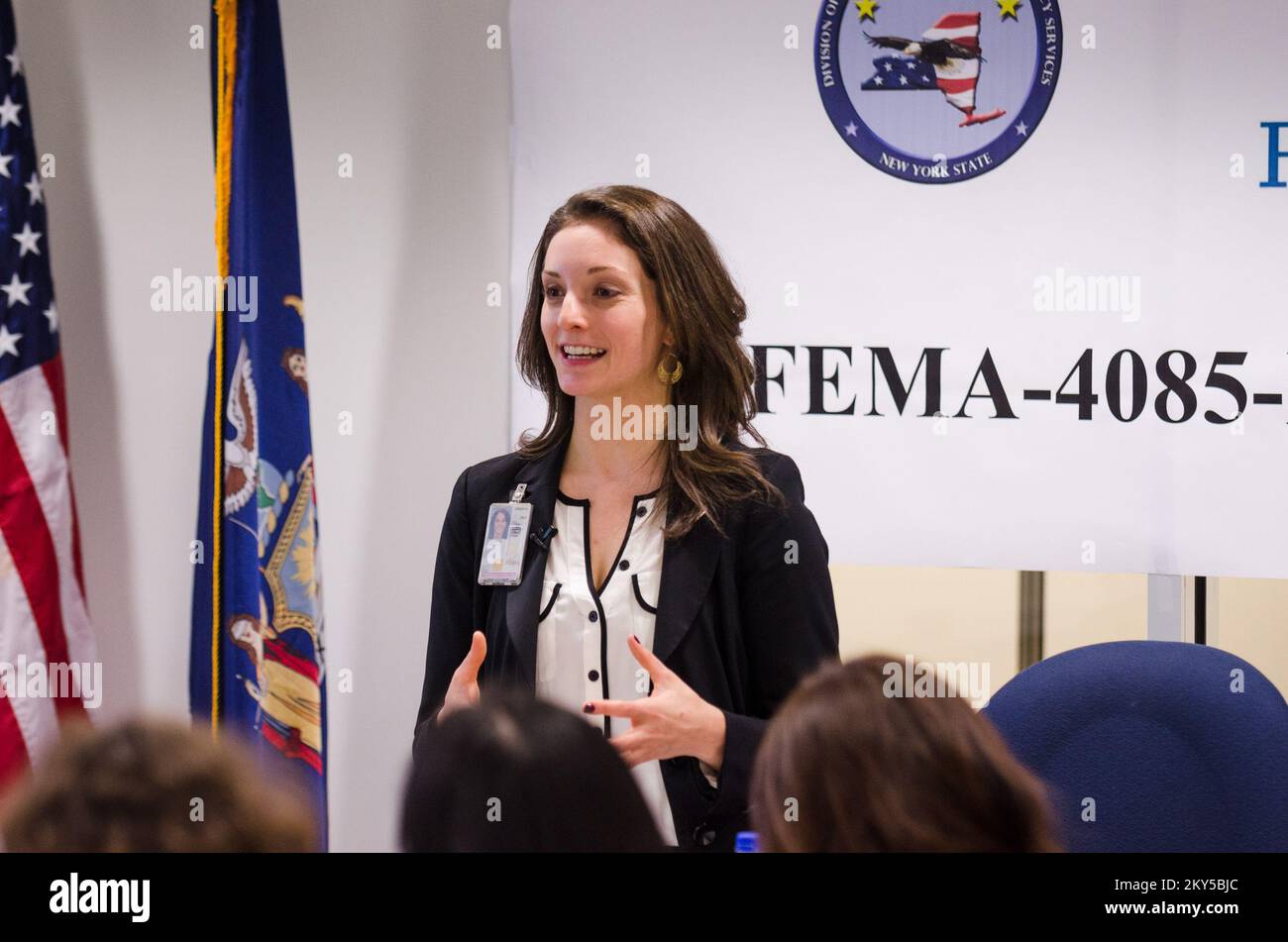 Queens, N.Y., 28. Februar 2013 die FEMA war Gastgeber eines Emergency Management Teams aus Japan im NY Joint Field Office (JFO), um sie über die Notfallwiederherstellungsmaßnahmen für Hurrikan Sandy zu informieren. Jessica Steinbeck, International Visitor Coordinator, gibt einen Überblick über die FEMA. K.C.WILSEY/FEMA. New York Hurrikan Sandy. Fotos zu Katastrophen- und Notfallmanagementprogrammen, Aktivitäten und Beamten Stockfoto