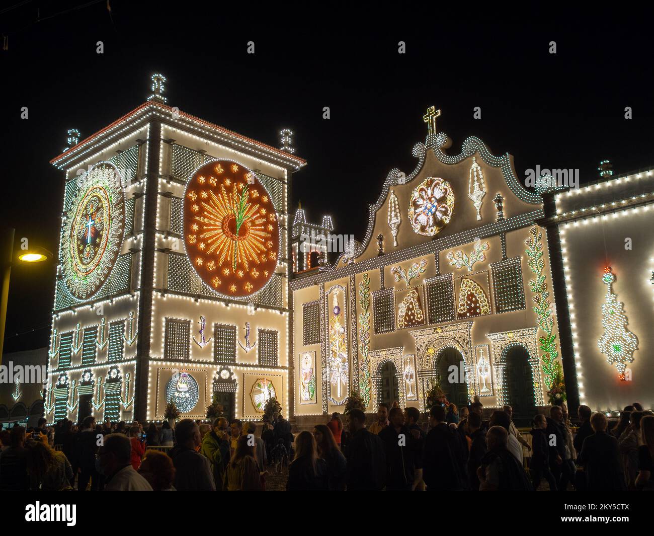 Nachtaufnahme des Platzes des Klosters der Heiligen Maria der Hoffnung, dekoriert mit Lichtern für die Feierlichkeiten von Senhor Santo Cristo dos Milagres in Ponta Delgada Stockfoto