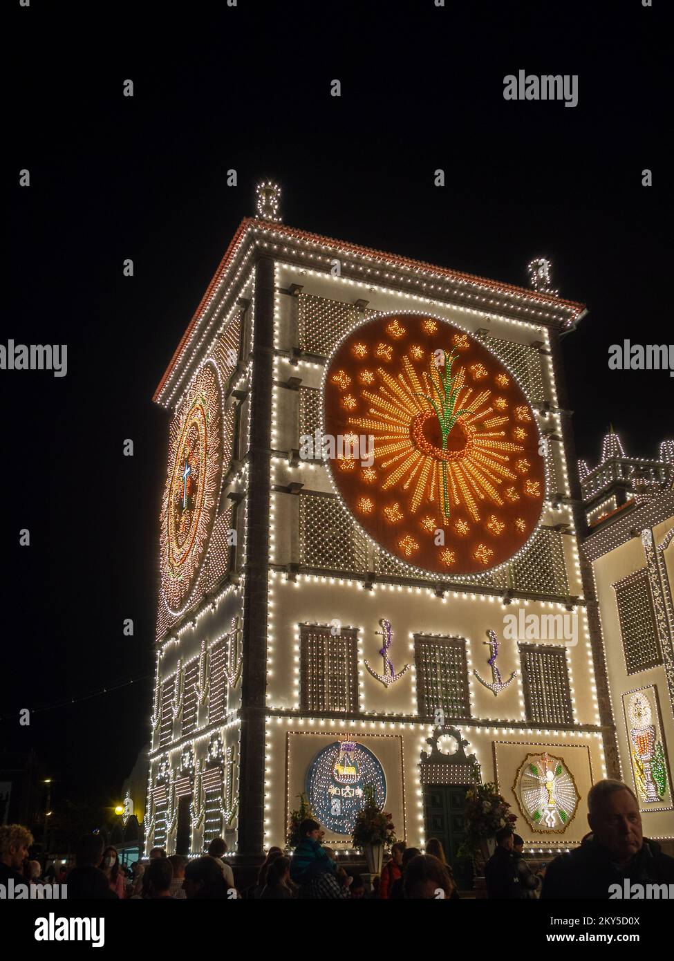 Nachtaufnahme des Platzes des Klosters der Heiligen Maria der Hoffnung, dekoriert mit Lichtern für die Feierlichkeiten von Senhor Santo Cristo dos Milagres in Ponta Delgada Stockfoto