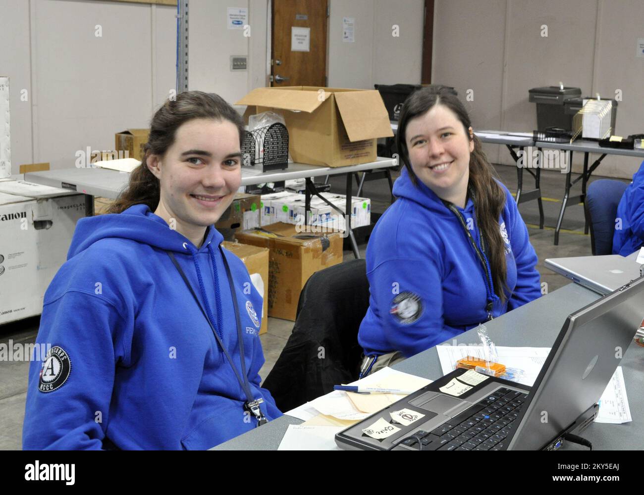 Die Mitarbeiter des FEMA-Corps helfen im Gemeinsamen Außendienst. Mississippi, schwere Stürme, Tornados und Überschwemmungen. Fotos zu Katastrophen- und Notfallmanagementprogrammen, Aktivitäten und Beamten Stockfoto