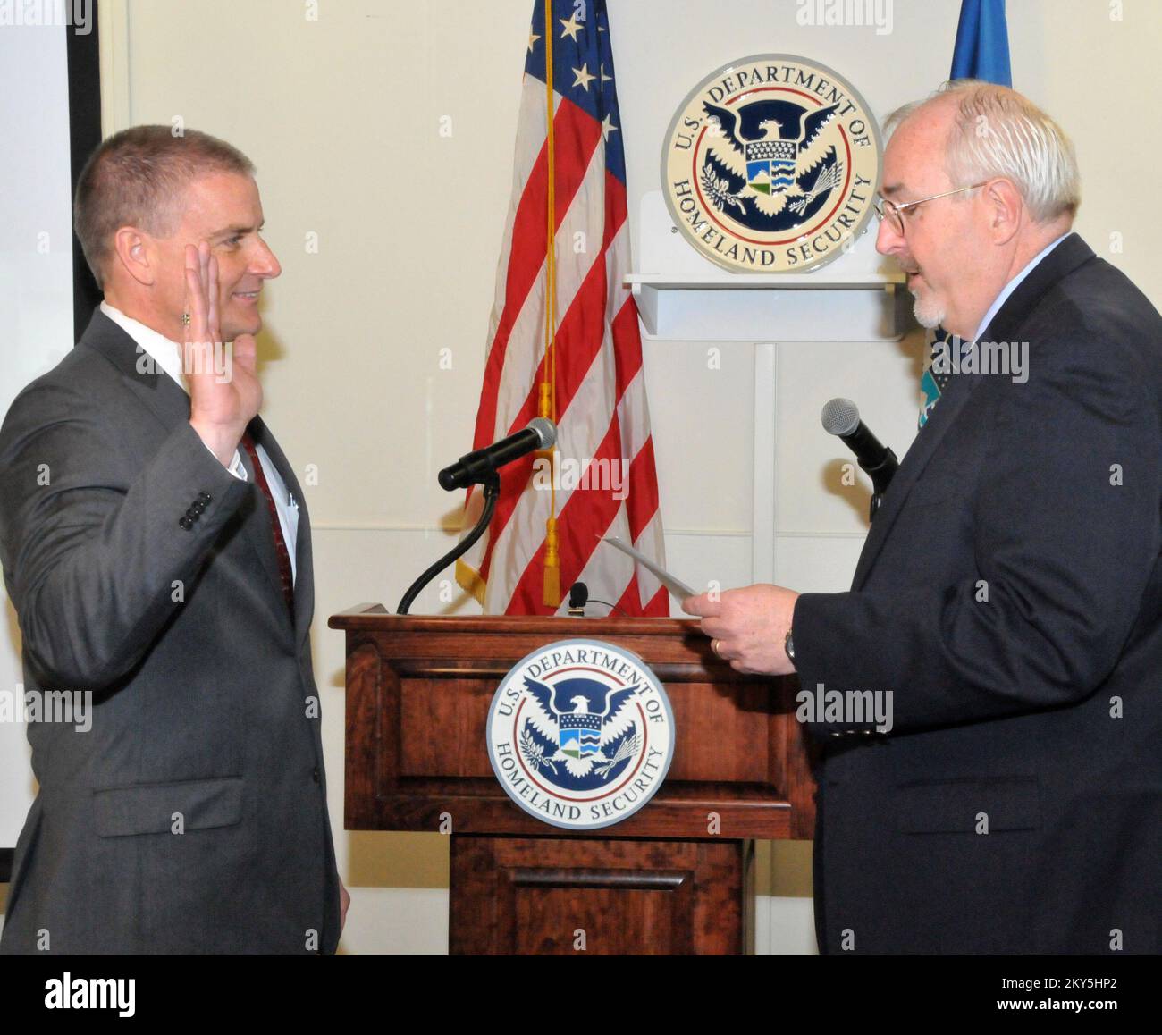 Denton, Texas, 27. März 2013 Tony Robinson wurde offiziell von FEMA-Administrator Craig Fugate als regionaler Administrator der FEMA-Region VI vereidigt. FEMA Earl Armstrong... Fotos zu Katastrophen- und Notfallmanagementprogrammen, Aktivitäten und Beamten Stockfoto