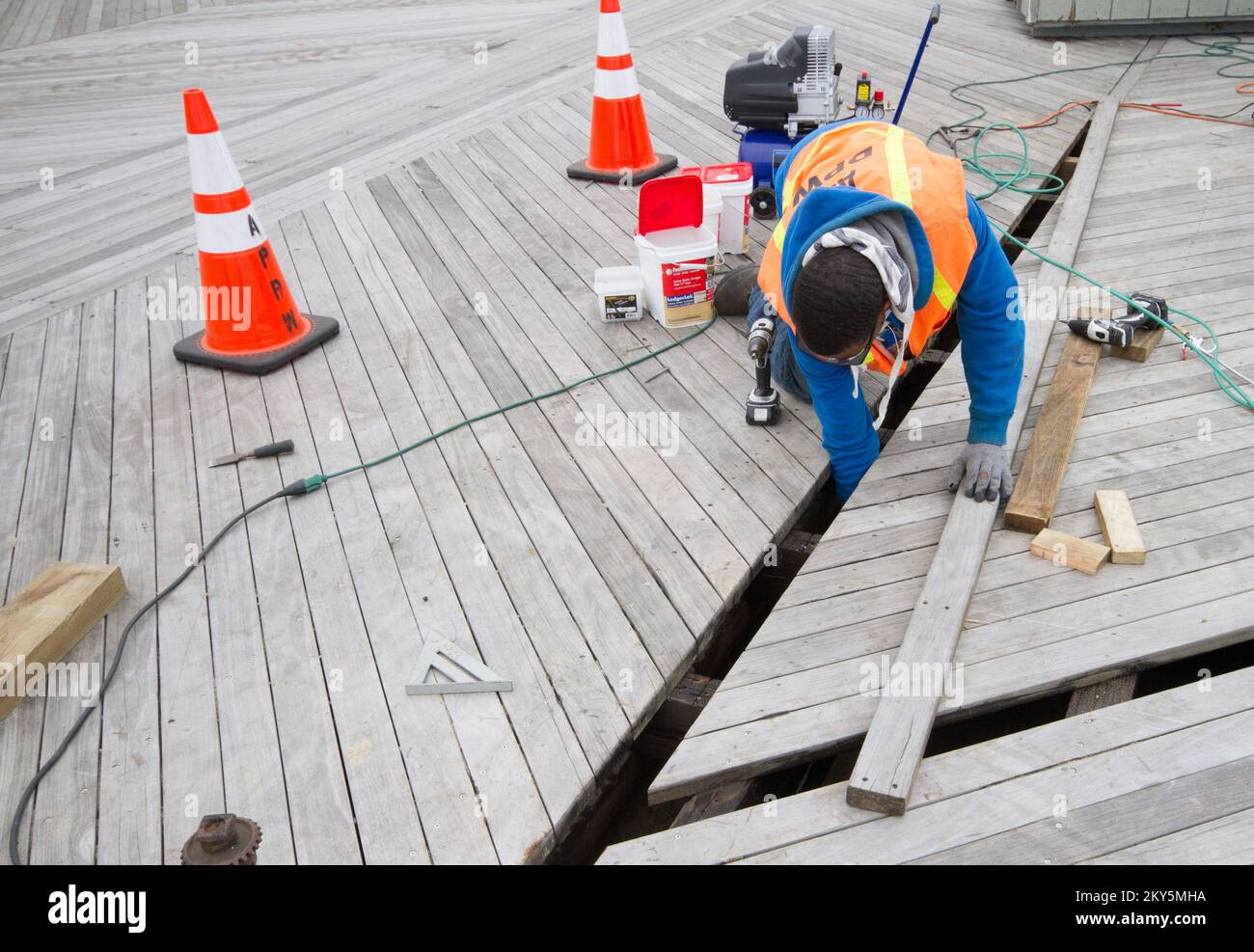 Arbeiter Repariert Boardwalk-Unterstruktur. Hurrikan Sandy Aus New Jersey. Fotos zu Katastrophen- und Notfallmanagementprogrammen, Aktivitäten und Beamten Stockfoto