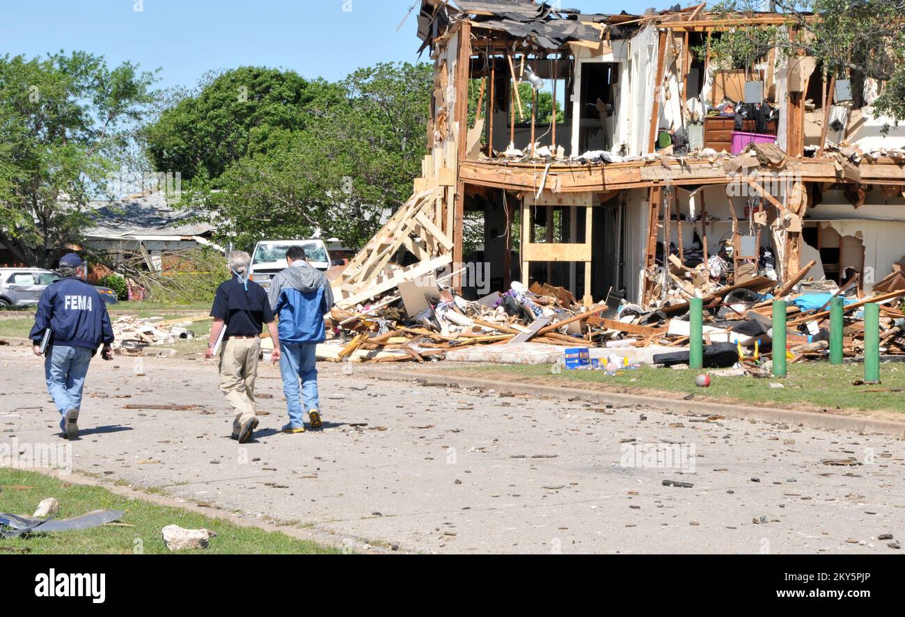 West, Texas, 20. April 2013 Ein staatlich/staatlich geteiltes Preliminary Damage Assessment-Team begibt sich an einem Wohnungsgebäude vorbei, das durch die Explosion einer Düngemittelanlage schwer beschädigt wurde. .. Fotos zu Katastrophen- und Notfallmanagementprogrammen, Aktivitäten und Beamten Stockfoto