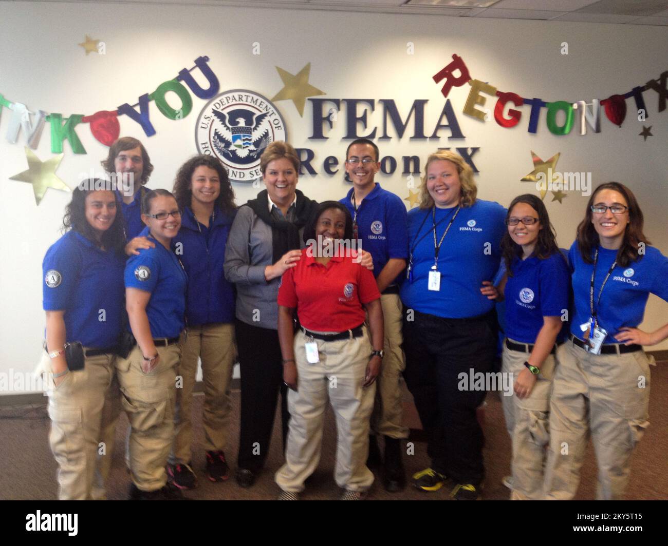 Oakland, Kalifornien, 24. April 2013 Federal Emergency Management Agency Regional Administrator Nancy ward feiert mit dem FEMA Corps Team „FEMA Blue 1“ im FEMA Region 9 Büro am Staff Appreciation Day. FEMA Blue 1, mit Sitz in Sacramento, arbeitet seit dem 27. März im Büro der Region 9 und bleibt bis Juni 6. Das FEMA Corps ist eine Partnerschaft zwischen der Federal Emergency Management Agency und dem AmeriCorps National Civilian Community Corps, das ein Korps von Dienstmitgliedern der Katastrophenabwehr, Wiederherstellung und Abwehr widmet. Fotografien zu Katastrophen und Notfallmanagement Progr Stockfoto