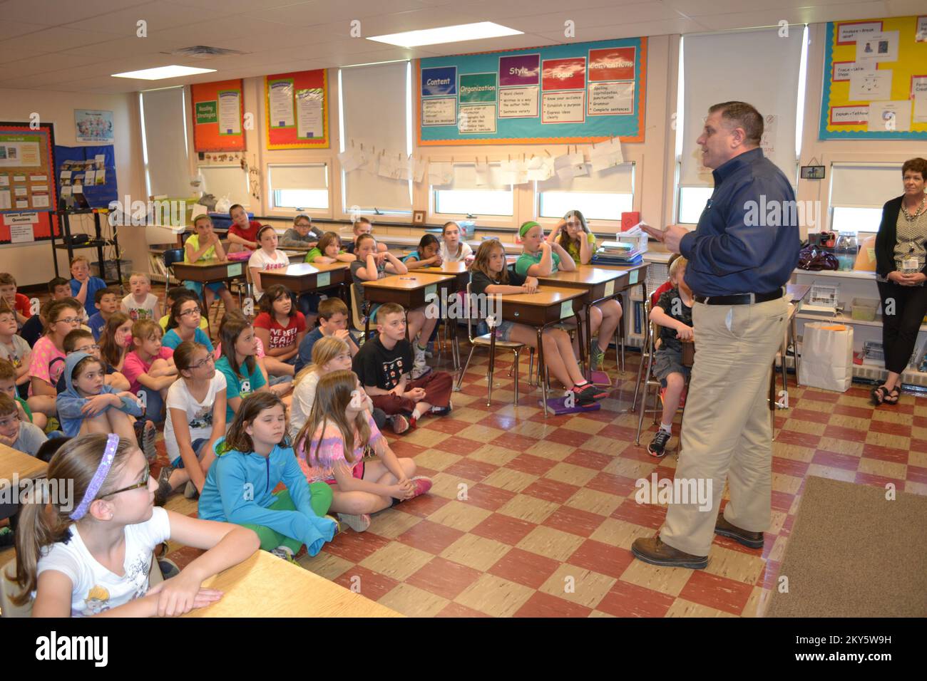 West Hannover Township, Pa, 2. Mai 2013 FEMA Federal Coordinating Officer Thomas McCool spricht mit der vierten Klasse der West Hannover Grundschule über die Hurricane Staffel 2013. Die Schüler nahmen an einem digitalen Geschichtenwettbewerb Teil, an dem Ready.gov's Flat Stella und Flat Stanley teilnahmen. Pennsylvania Hurrikan Sandy. Fotos zu Katastrophen- und Notfallmanagementprogrammen, Aktivitäten und Beamten Stockfoto