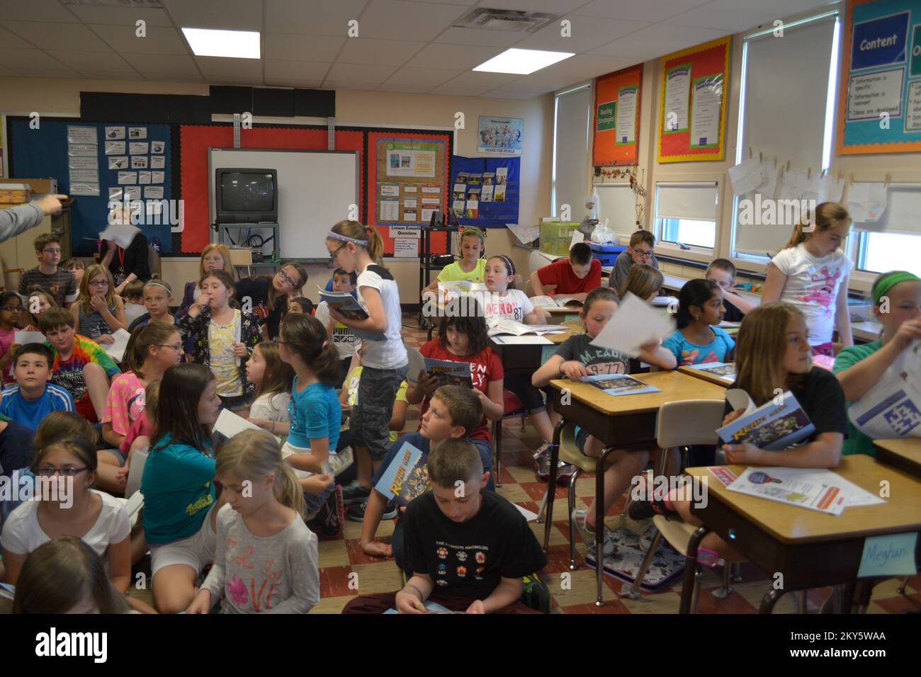 West Hannover Township, Pa, 2. Mai 2013 Schüler der vierten Klasse der West Hannover Grundschule erhalten Aktivitätsbücher, Cloud Charts, Karten und Lesezeichen von der National Oceanic and Atmospheric Administration. Dauphin County Emergency Management Agency Director Steve Libhart, Pennsylvania Emergency Management Agency Central Division Director Fred Boylstein, und FEMA FCO Thomas McCool präsentierten den Studenten Hurricane Staffel 2013 Informationen.. Fotos zu Katastrophen- und Notfallmanagementprogrammen, Aktivitäten und Beamten Stockfoto