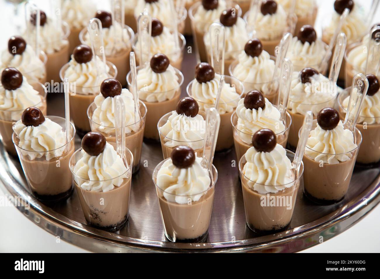 Schokolade und chantilly Mousses auf dem Desserttisch für eine Party Stockfoto