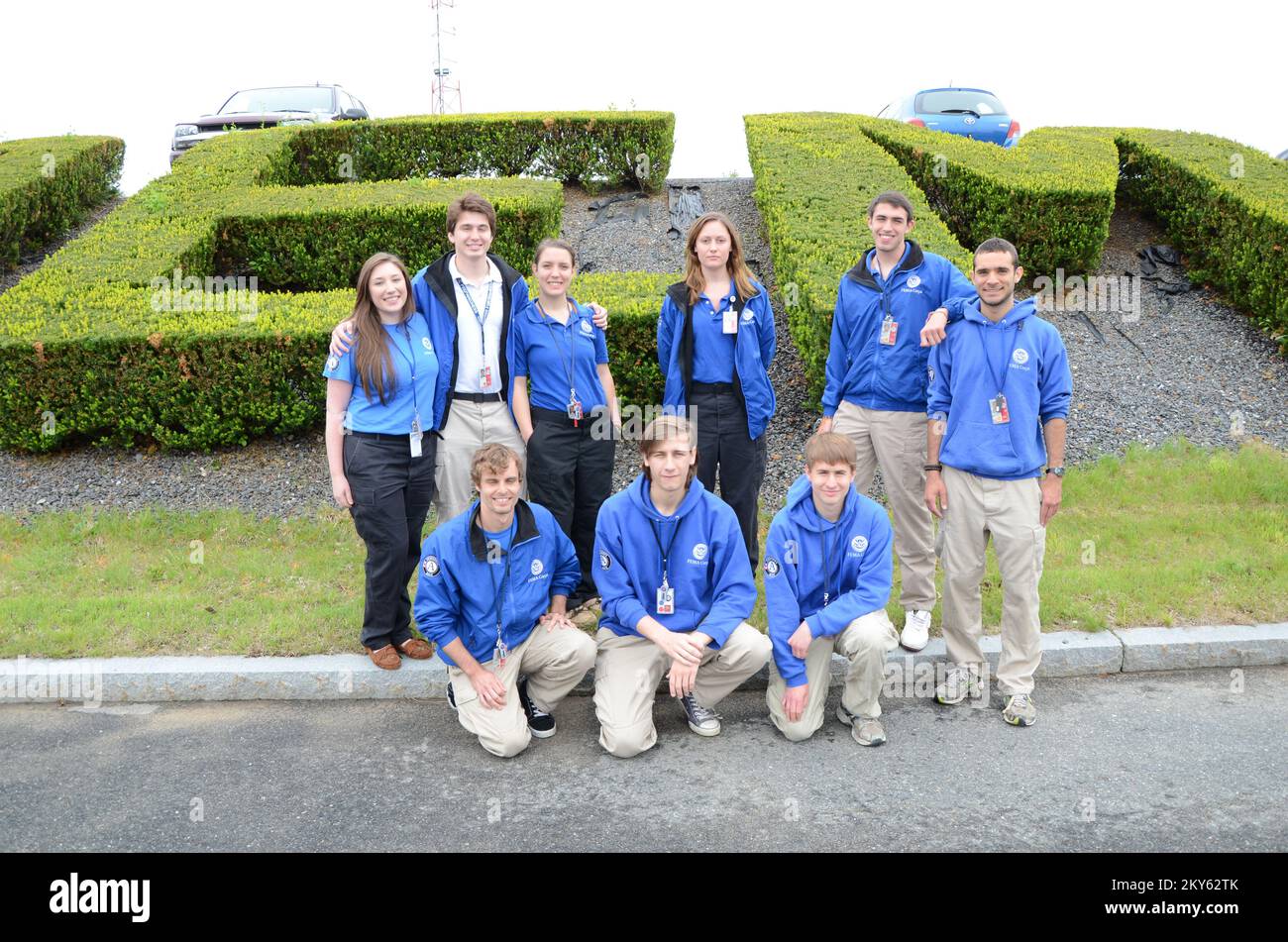 Framingham, Massachusetts, 22. Mai 2013, eins von drei FEMA-Corps-Teams, die im Portsmouth, N.H., tätig sind Joint Field Office steht vor dem Topiary im Notfall-Koordinationszentrum der Massachusetts Emergency Management Agency. Sie sind, hinterste Reihe von links, Maxine Dennis, Austin Barlow, Bethany Hill, Shani Langford, Christian Lockwood und Chris Southwick. Erste Reihe links, Greg Carlson, Wolfe Pestorius und Jack Dapo. Das Team schloss seine Aufgabe Ende Mai beim JFO ab und wird das FEMA-Corps-Programm im Juni in Vinton, Iowa, abschließen. Don Jacks/FEMA... Fotografien von Katastrophen und Stockfoto
