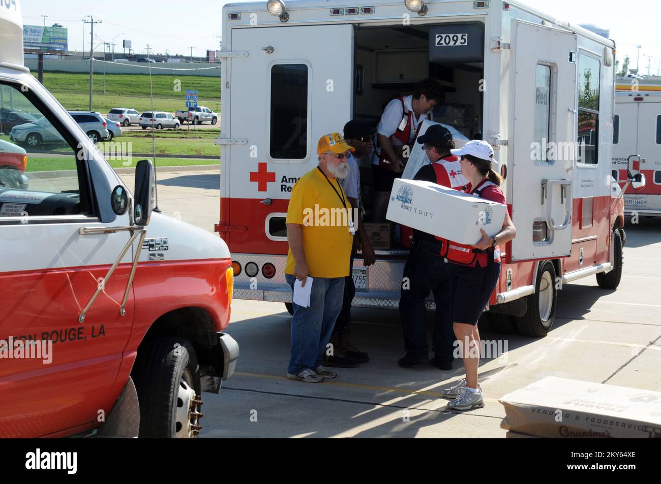 Red Cross Mobile Fütterungsfahrzeuge werden in Distribution C beladen. Fotos zu Katastrophen- und Notfallmanagementprogrammen, Aktivitäten und Beamten Stockfoto