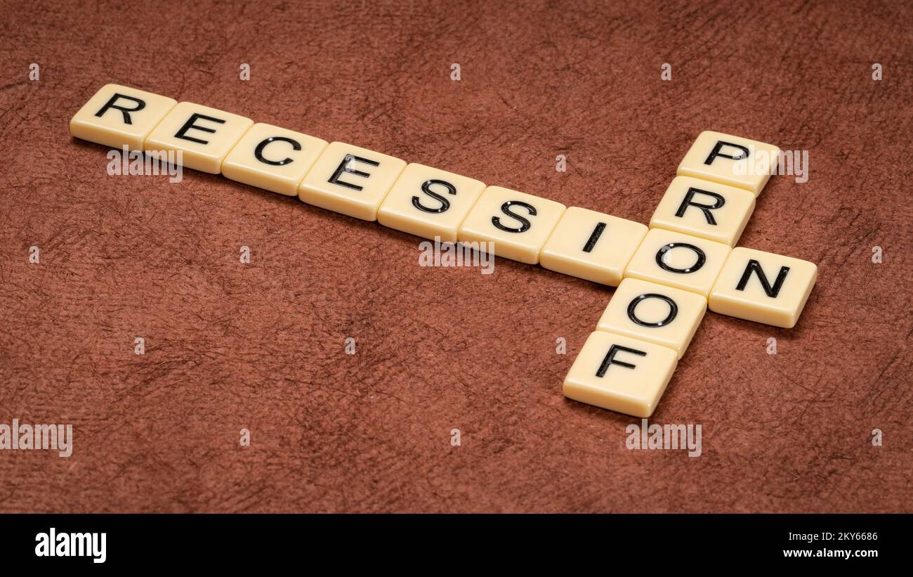 Rezessionssicheres Kreuzworträtsel in Elfenbein, Geschäfts-, Finanz- und Wirtschaftskonzept Stockfoto