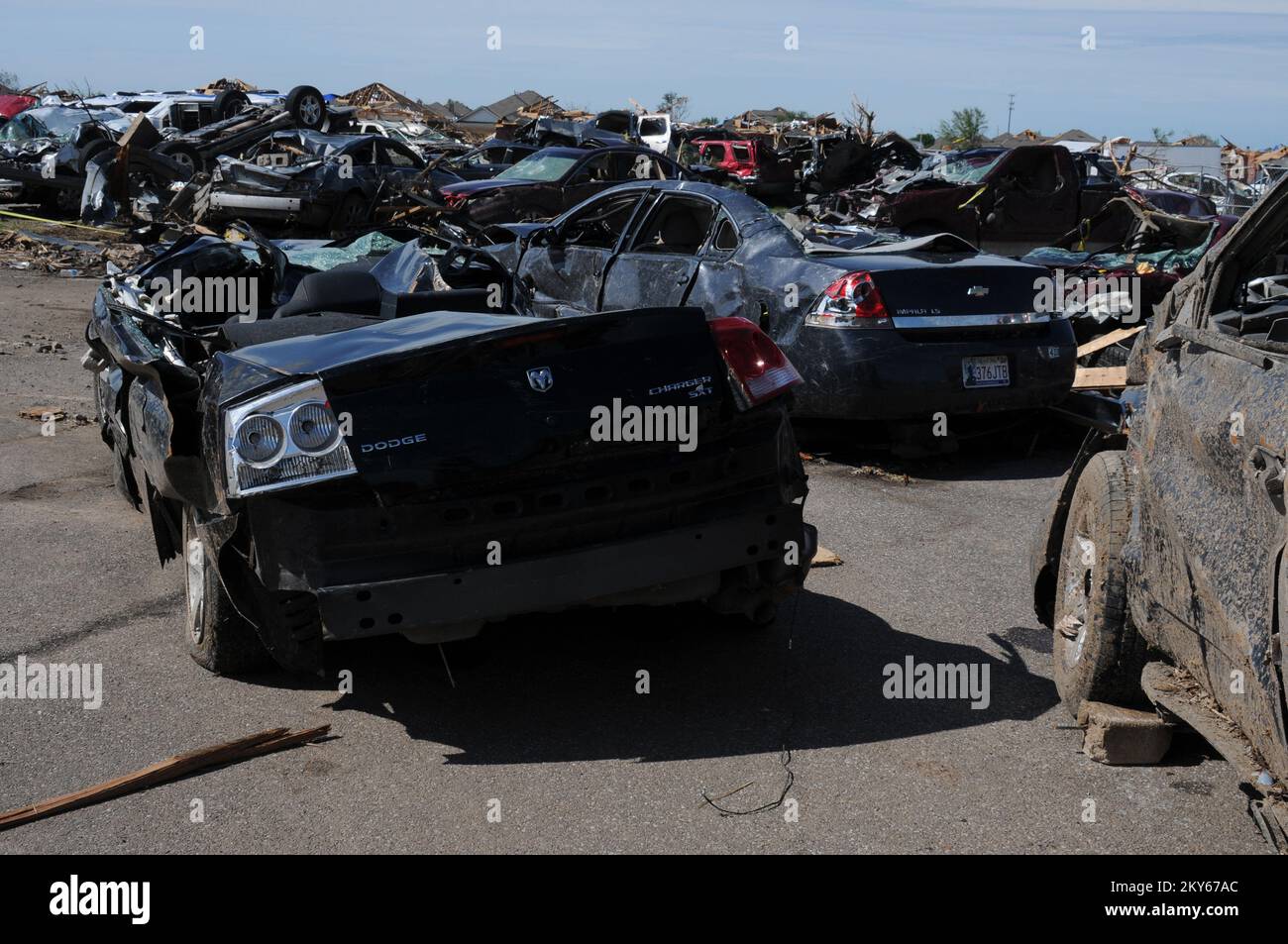 Zerstörte Autos an der Briarwood School. Fotos zu Katastrophen- und Notfallmanagementprogrammen, Aktivitäten und Beamten Stockfoto