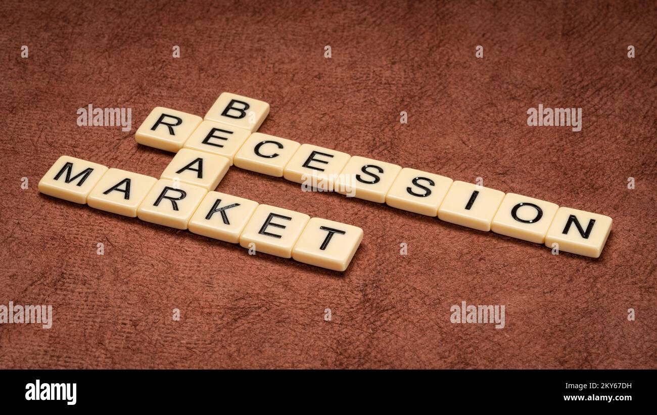 Rezession und Marktsegment in Elfenbeinfliesen gegen Texturpapier, Unternehmens- und Wirtschaftskonzept Stockfoto