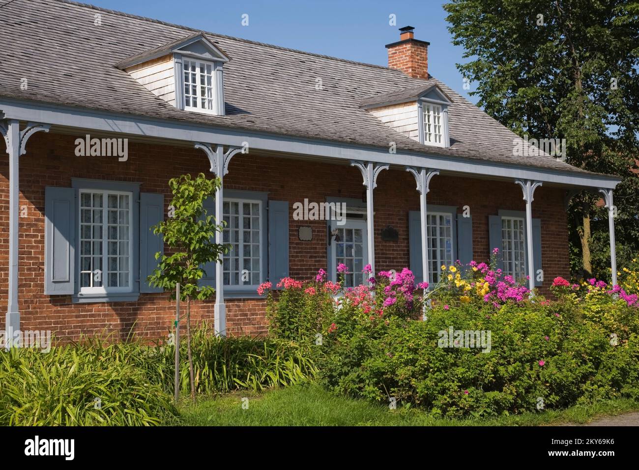 Altes Haus aus rotem Ziegelstein aus den 1858 Jahren mit grauen, weißen