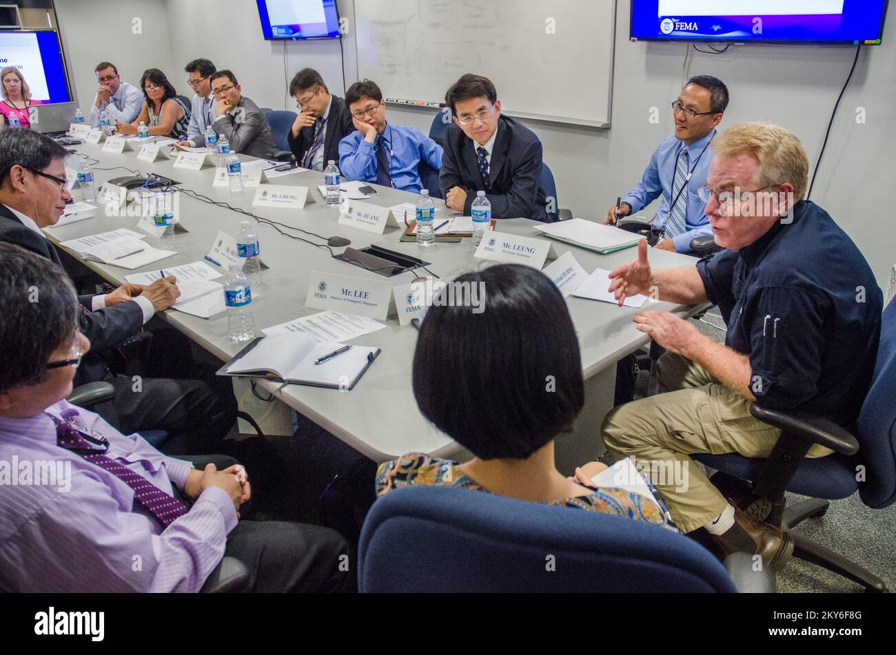 Queens, New York, 30. Mai 2013 die FEMA begrüßte Regierungsbeamte aus der Republik Singapur, der Republik Korea und dem Vereinigten Königreich sowie Stipendiaten der Brookings Institution an das NY Joint Field Office (JFO), um sie über die Verfahren zur Wiederherstellung des Hurricane Sandy-Unfalls zu informieren. Michael Byrne, Federal Coordinating Officer, informiert Besucher über die Reaktions- und Wiederherstellungsmaßnahmen der FEMA. K.C.WILSEY/FEMA. New York Hurrikan Sandy. Fotos zu Katastrophen- und Notfallmanagementprogrammen, Aktivitäten und Beamten Stockfoto