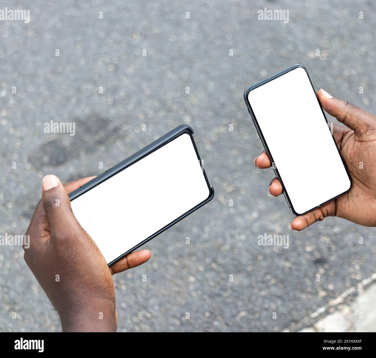 Jeune homme africain surpris avec son téléphone tragbar. Stockfoto