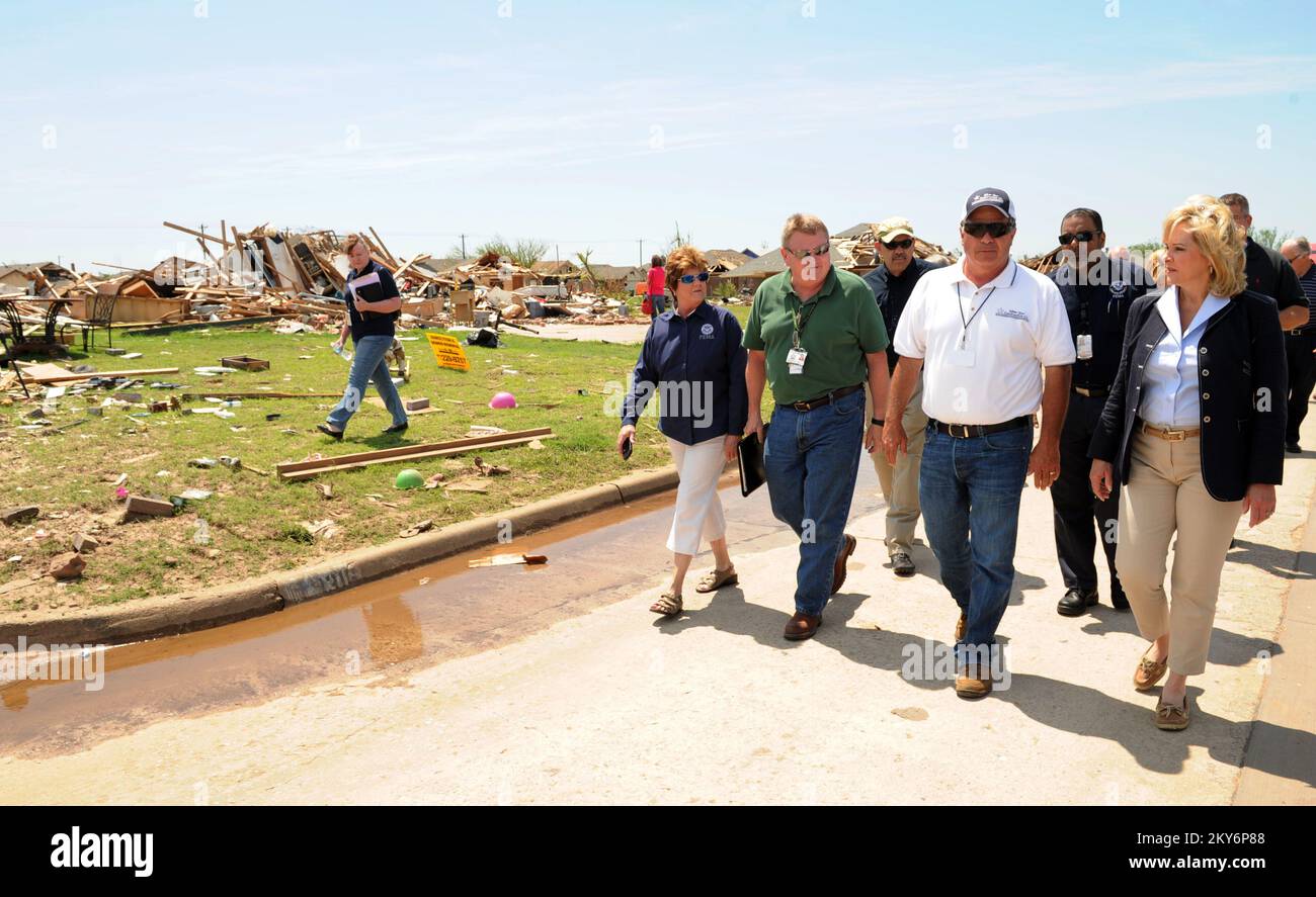 Moore, Okla., 12. Juni 2013 Gouverneur Mary Fallin, Right, und FEMA Federal Coordinating Officer Sandy Coachman, Zweiter von links und Oklahoma Direktor von Emergency Management Albert ashwood, neben Coachman sowie anderen Beamten, Tour durch die vom Tornado vom 20.. Mai betroffenen Gebiete, um den Wiederaufbauprozess zu sehen. Anwohner werden aufgefordert, sich bei der FEMA anzumelden, wenn sie während dieses Sturms Schaden erlitten haben. Moore, OK, 12. Juni 2013, Gouverneur Mary Fallin, richtig. Und FEMA Federal Coordinating Officer Sandy Coachman, zweiter von links und Oklahoma Direktor von Notfallmanagement Albert ashwood, nebenan Stockfoto