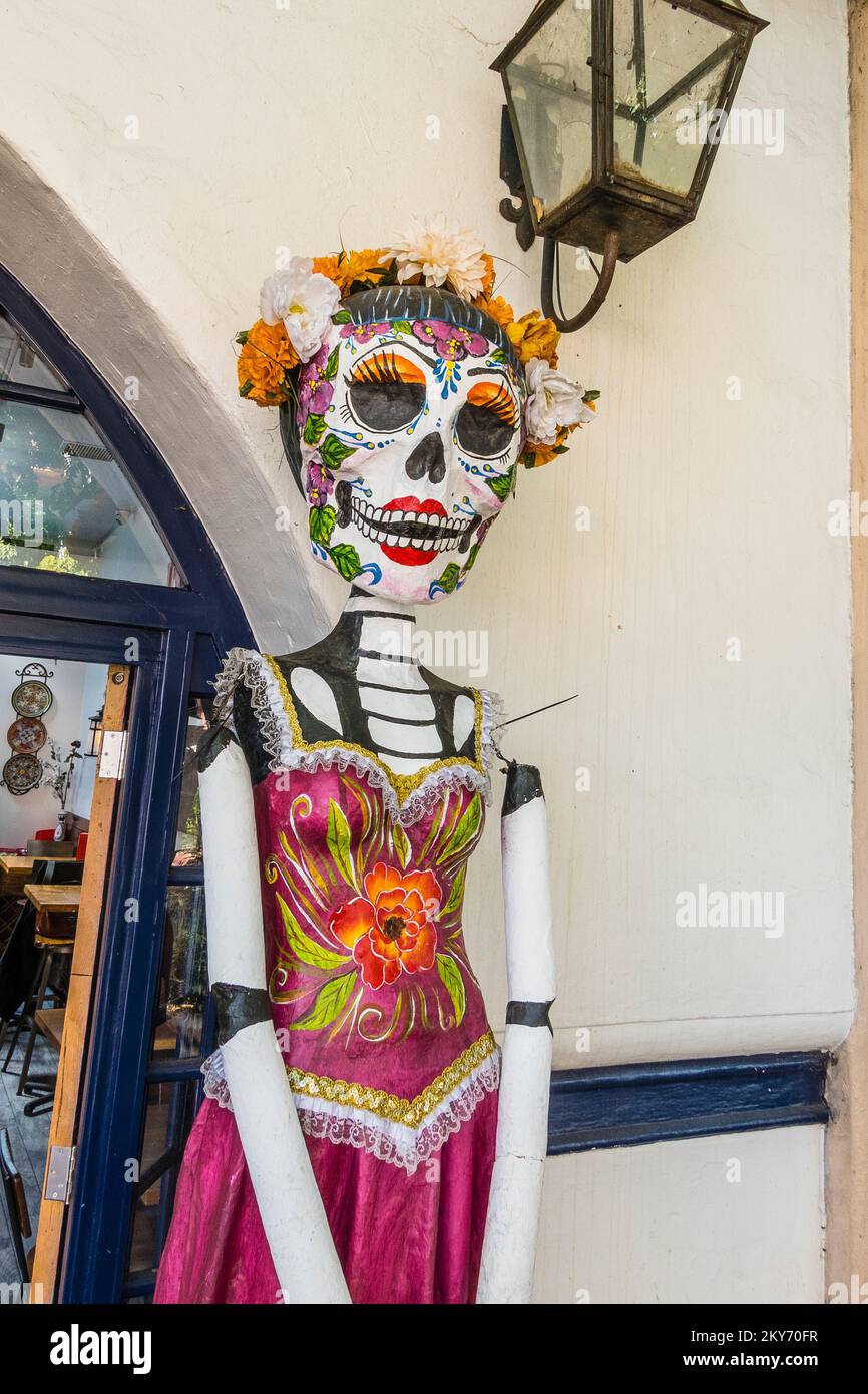 La Calavera Catrina („Dapper Schädel“) oder Catrina La Calavera Garbancera („eleganter Schädel“). Ursprünglich eine Satirisierung einer Oberklassefrau. Stockfoto