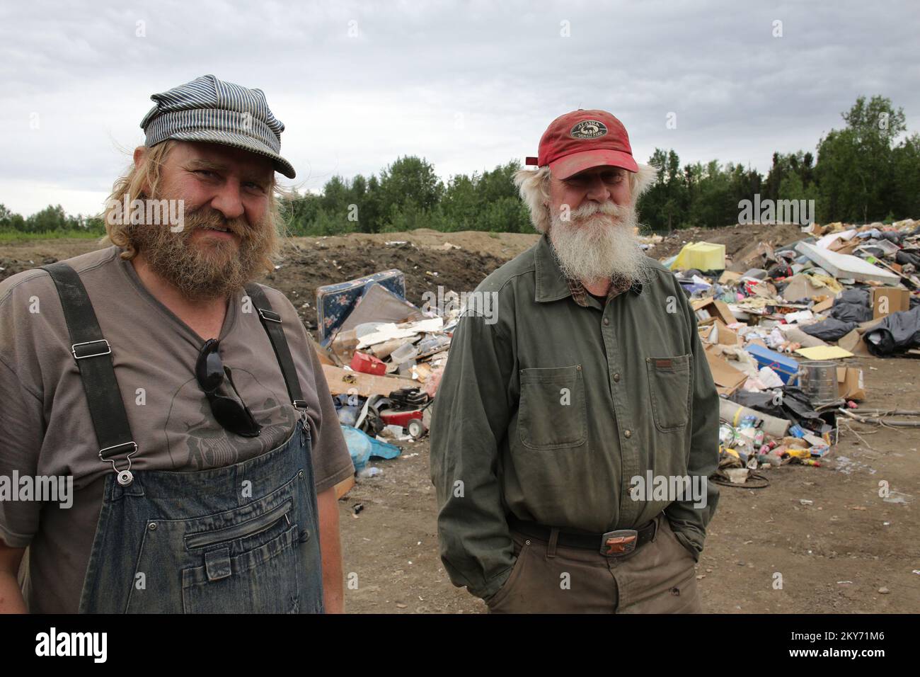 Galena, Alaska, 30. Juni 2013 Lokale Auftragnehmer sortieren die Abfälle auf der lokalen Deponie, indem sie sie in Stapel für wiederverwertbare, ungiftige und hochgiftige Abfälle aufteilen. Staatliche Mittel in Form von öffentlicher Unterstützung und individueller Unterstützung stehen staatlichen, Stammesregierungen und förderfähigen Kommunalverwaltungen zur Verfügung. Adam DuBrowa/FEMA. Fotos zu Katastrophen- und Notfallmanagementprogrammen, Aktivitäten und Beamten Stockfoto