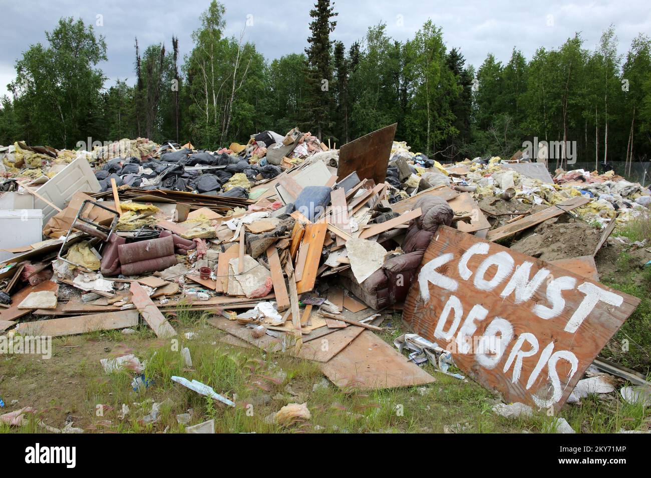 Galena, Alaska, 30. Juni 2013 auf der lokalen Mülldeponie werden die verschiedenen Arten von Abfällen getrennt, die mit den jüngsten Überschwemmungsschäden in dieser Gemeinde verbunden sind. Präsident Obama gab eine Erklärung über eine Katastrophe größeren Ausmaßes für den Staat Alaska ab, in der die Freigabe von Bundesgeldern veranlasst wurde, um Menschen und Gemeinden bei der Erholung von den Überschwemmungen zu helfen. Adam DuBrowa/FEMA. Fotos zu Katastrophen- und Notfallmanagementprogrammen, Aktivitäten und Beamten Stockfoto