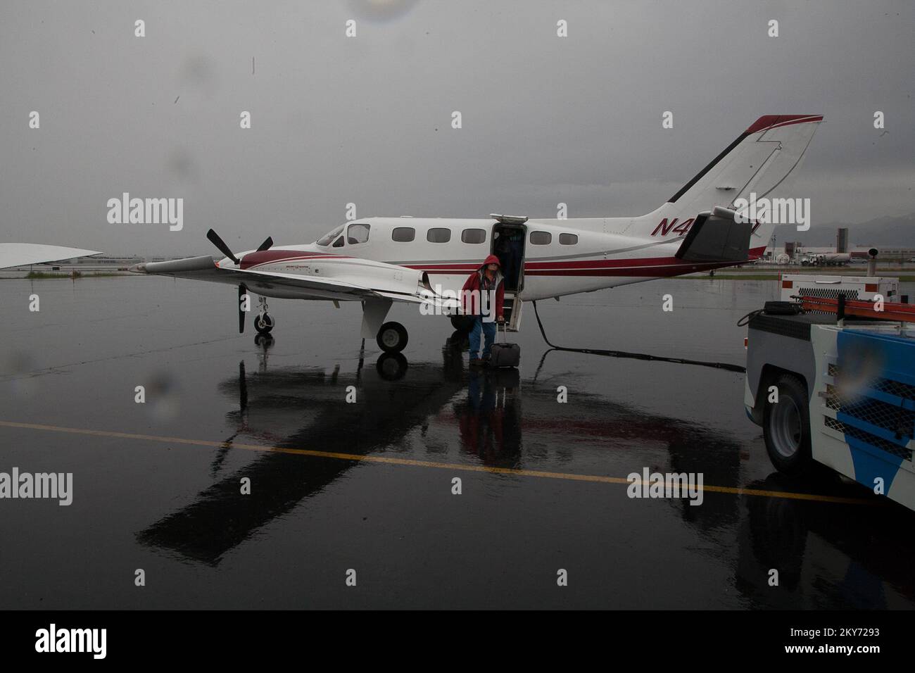 Galena, Alaska, 1. Juli 2013 Ein zweimotoriges Charterflugzeug wird im Regen geladen. Das Fehlen eines vollständigen und umfassenden Straßensystems im ländlichen Alaska macht Flugreisen für viele Aktivitäten, aber vor allem für Katastropheneinsätze, unerlässlich. Fotos zu Katastrophen- und Notfallmanagementprogrammen, Aktivitäten und Beamten Stockfoto