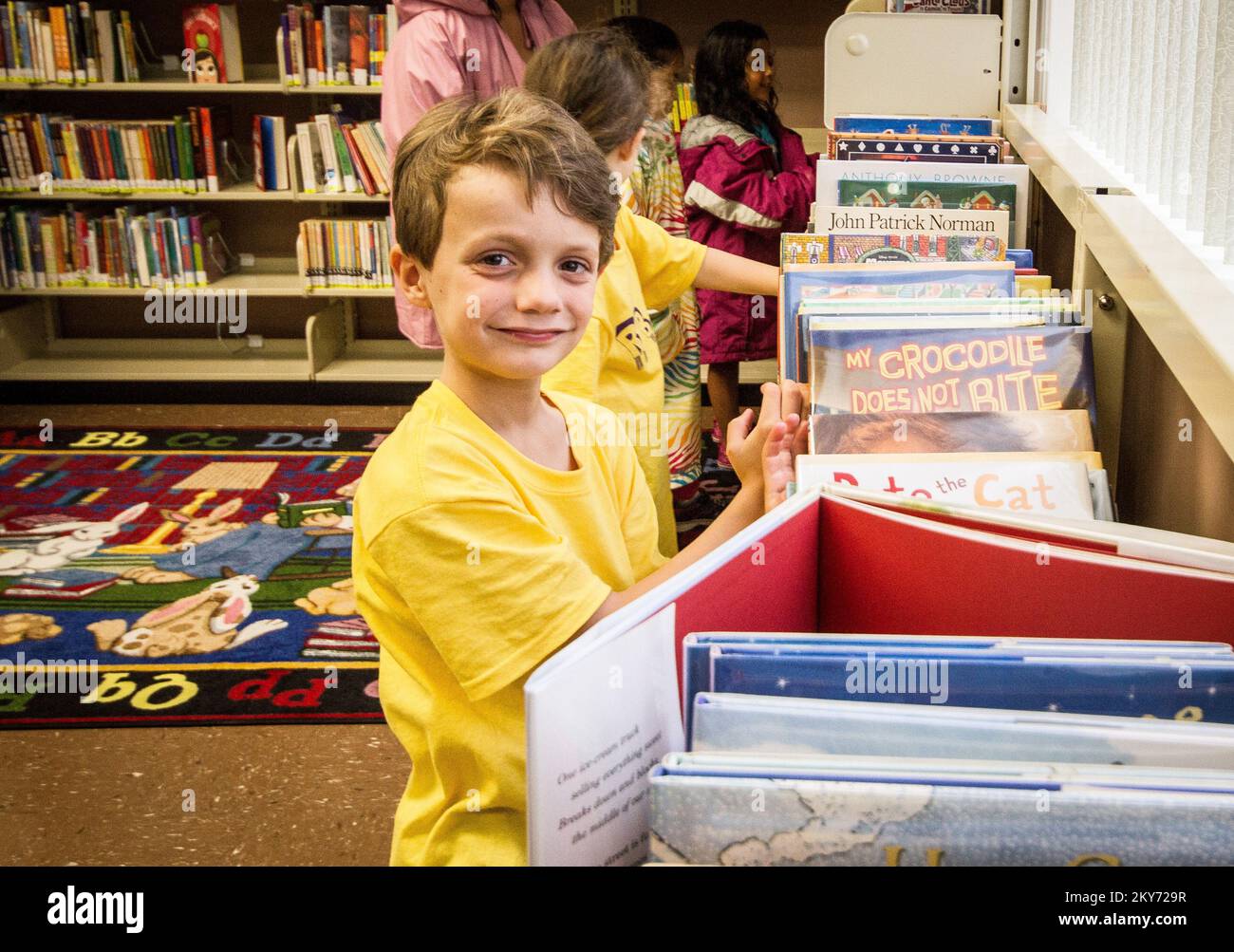 Oceanport, N.J., 1. Juli 2013 Carl Neff, der in Oceanport ansässig ist, durchsucht Bücher bei der Eröffnung der Oceanport Monmouth County Library am 1. Juli 2013, seit Hurrikan Sandy. Nachdem sie 18 cm Flusswasser erhalten hatte, wurde die Bibliothek seitdem von beschädigten Büchern befreit, gereinigt und neu gestrichen durch Gemeinschaftsarbeit. Hurrikan Sandy Aus New Jersey. Fotos zu Katastrophen- und Notfallmanagementprogrammen, Aktivitäten und Beamten Stockfoto