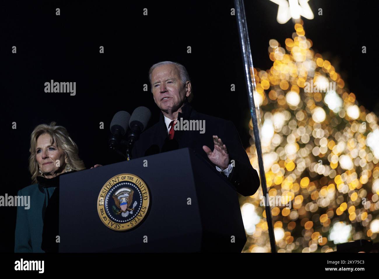 Washington, Usa. 30.. November 2022. Präsident Joe Biden spricht am Mittwoch, den 30. November 2022, bei der 100. in Washington stattfindenden nationalen Weihnachtsbaumbeleuchtung. Foto: Ting Shen/UPI Credit: UPI/Alamy Live News Stockfoto