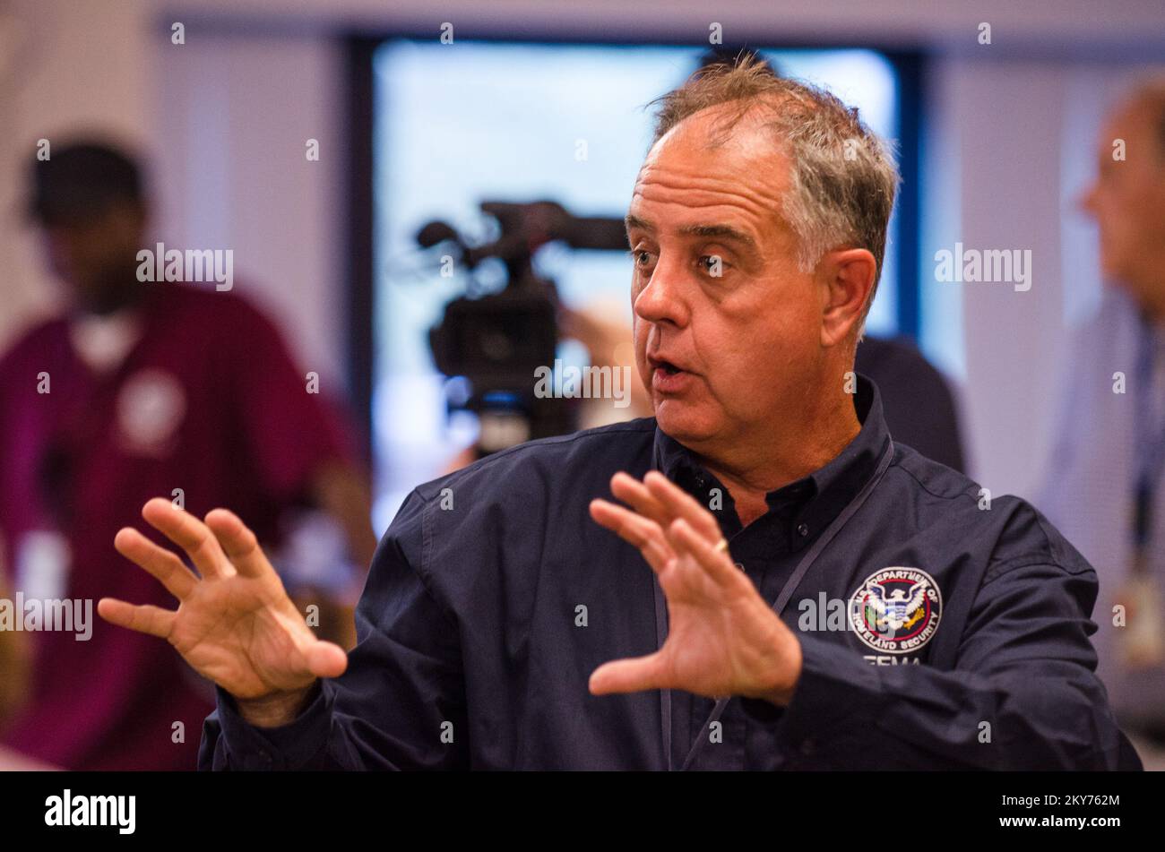 Queens, New York, 9. Juli 2013 Joseph Nimmich, Associate Administrator for Response and Recovery (ORR) der FEMA, besuchte das NY Joint Field Office (JFO), um sich über den Wiederherstellungsprozess von Hurrikan Sandy zu informieren und die FEMA-Mitarbeiter über neue Richtlinien und Verfahren zu informieren. K.C.WILSEY/FEMA. New York Hurrikan Sandy. Fotos zu Katastrophen- und Notfallmanagementprogrammen, Aktivitäten und Beamten Stockfoto