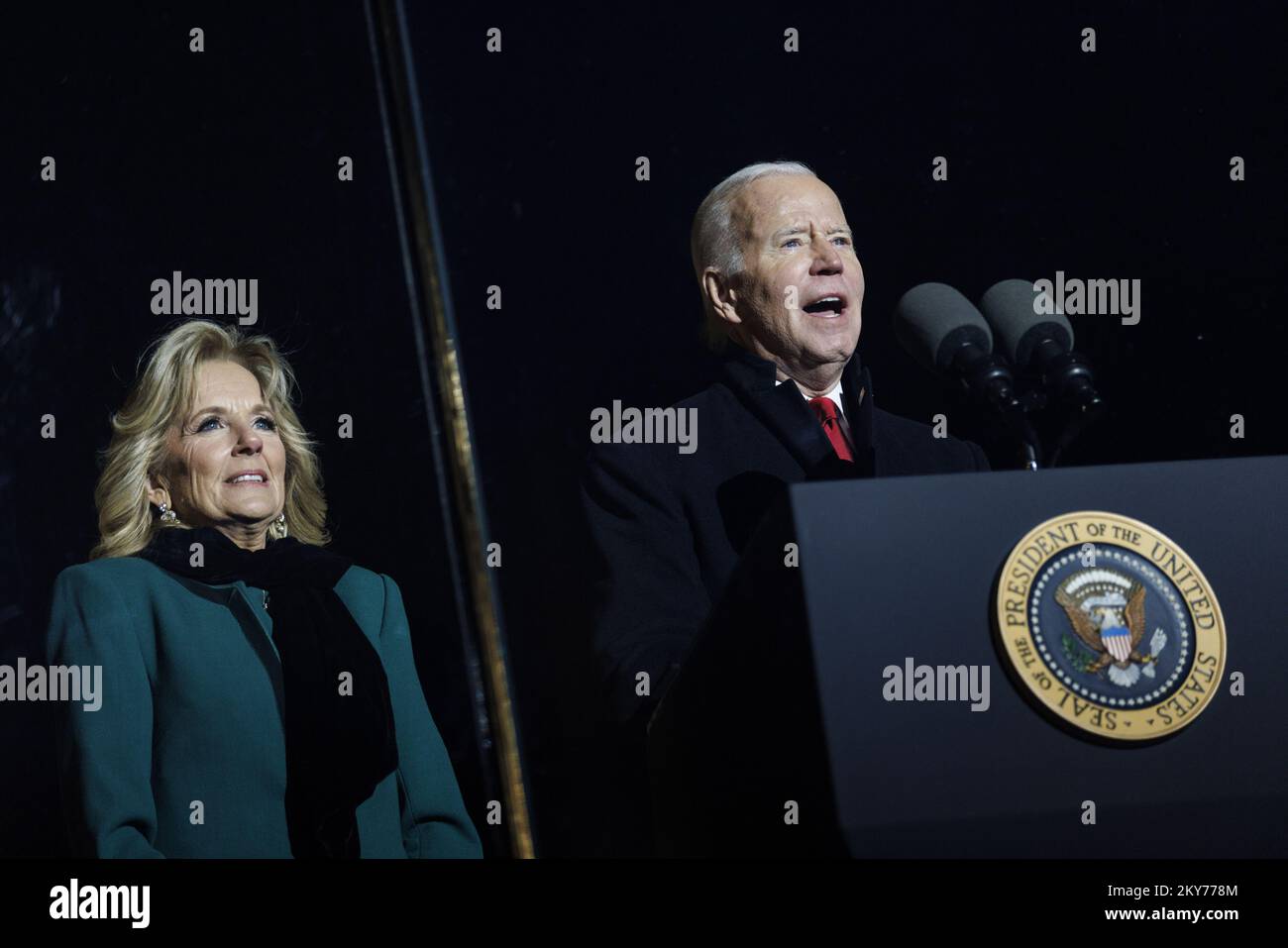 Washington, Usa. 30.. November 2022. Präsident Joe Biden spricht am Mittwoch, den 30. November 2022, bei der 100. in Washington stattfindenden nationalen Weihnachtsbaumbeleuchtung. Foto: Ting Shen/UPI Credit: UPI/Alamy Live News Stockfoto