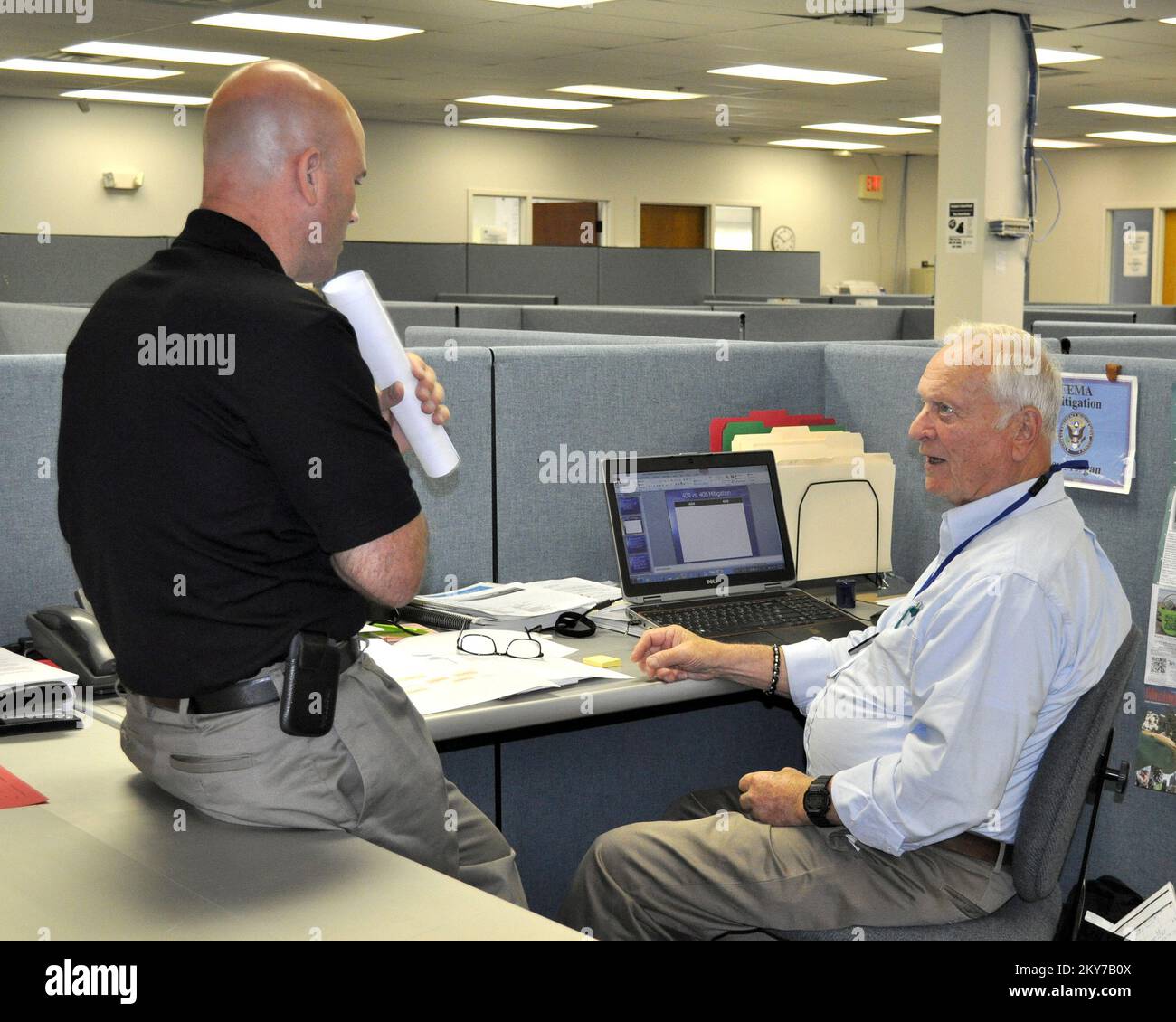 Informationsaustausch in der Gemeinsamen Außendienststelle. Fotos zu Katastrophen- und Notfallmanagementprogrammen, Aktivitäten und Beamten Stockfoto