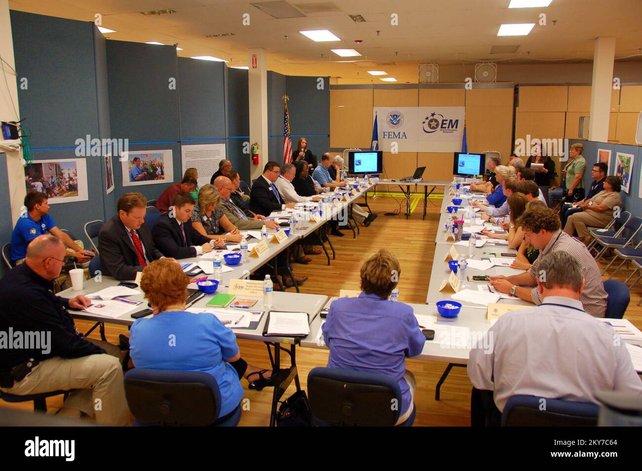 Oklahoma City, Oklahoma., 24. Juli 2013 Mitarbeiter der sieben Kongressbüros von Oklahoma besuchen ein gemeinsames Außenbüro der FEMA, um die Partnerschaft zwischen Staat und FEMA nach den Tornados im Mai zu erörtern. Dominick Biocchi/FEMA. Oklahoma City, Oklahoma 25. Juli 2013 -- Mitarbeiter der sieben Kongressbüros von Oklahoma besuchen ein gemeinsames FEMA-Feldbüro, um die Partnerschaft zwischen Staat und FEMA nach den Tornados im Mai zu diskutieren. Dominick Biocchi/FEMA. Fotos zu Katastrophen- und Notfallmanagementprogrammen, Aktivitäten und Beamten Stockfoto