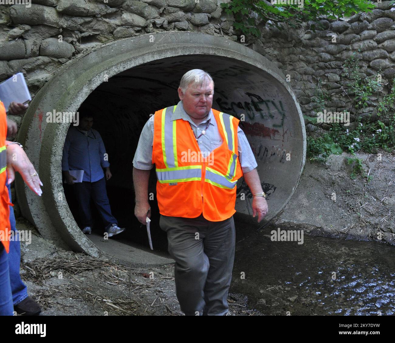 Ein Spezialist für öffentliche Unterstützung inspiziert einen beschädigten Kanal. Fotos zu Katastrophen- und Notfallmanagementprogrammen, Aktivitäten und Beamten Stockfoto
