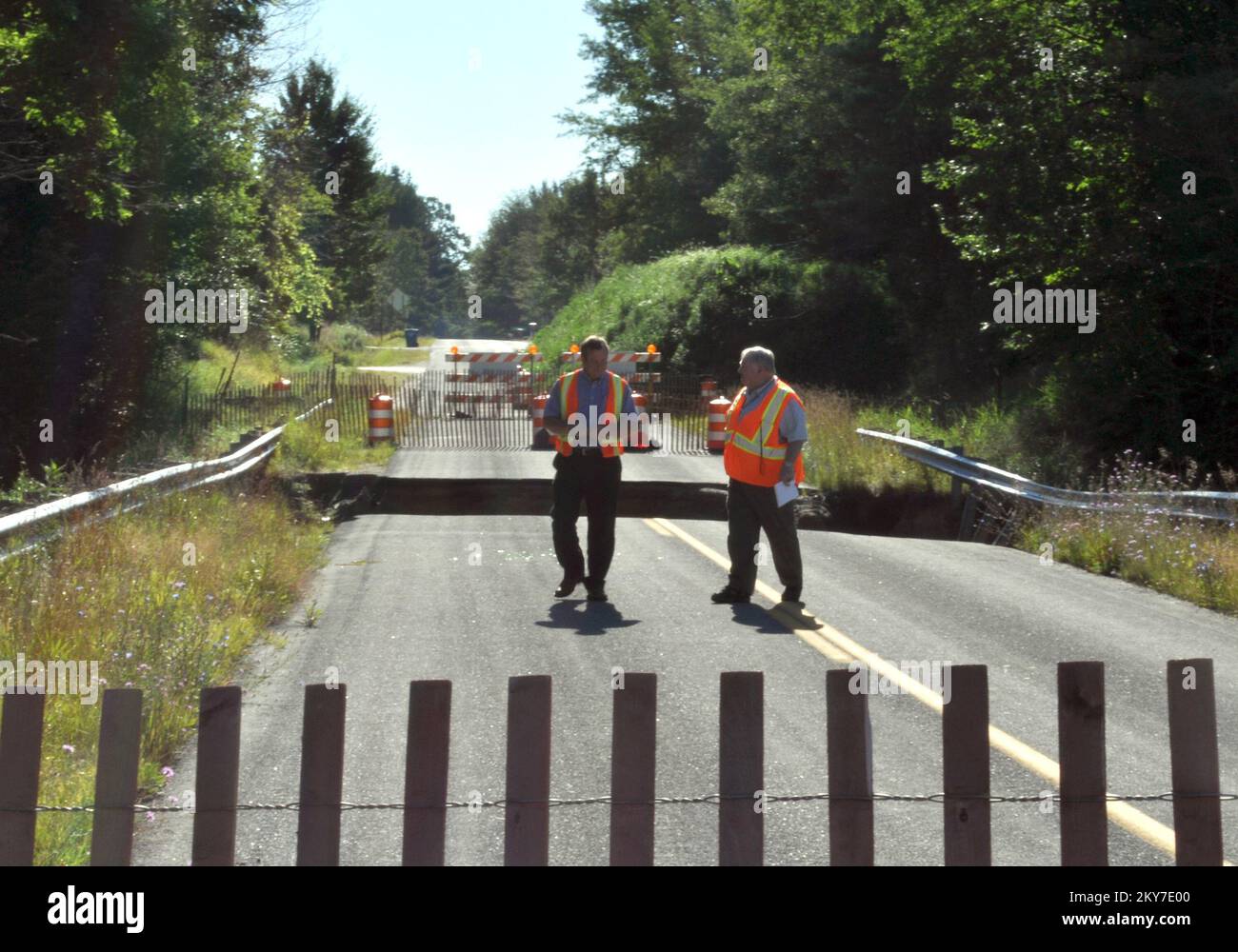 Der Spezialist für öffentliche Unterstützung inspiziert die Straßenauswaschung und den Kollaps. Fotos zu Katastrophen- und Notfallmanagementprogrammen, Aktivitäten und Beamten Stockfoto