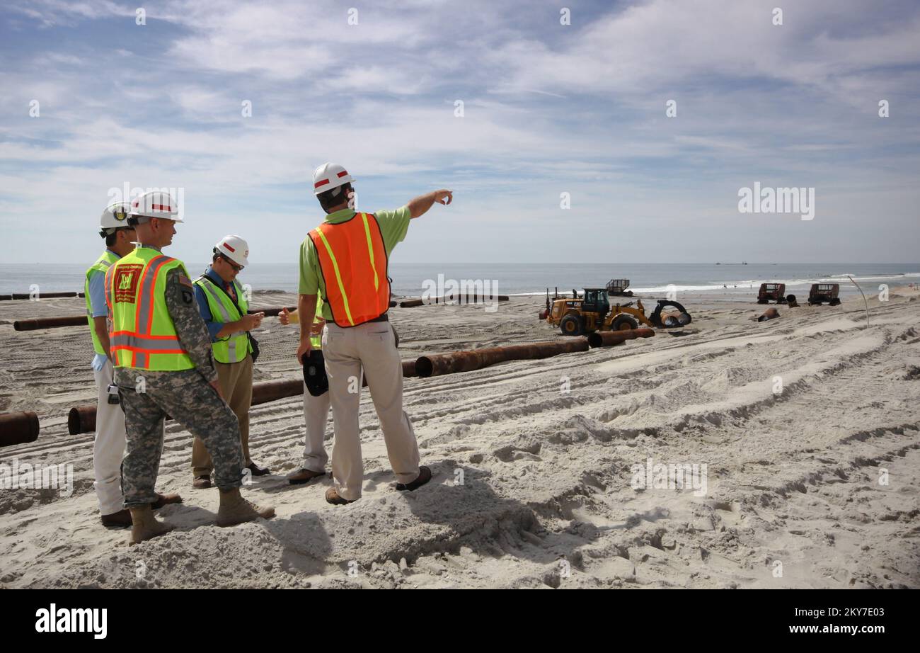 Harvey Cedars, N.J., 31. Juli 2013 das Armeekorps der Ingenieure überwacht den Fortschritt bei der Strand- und Dünenversorgung von Long Beach Island und Atlantic City. Die Sanierung der Küsten ist Teil der vom Sandy Relief Act finanzierten Maßnahmen zur Minderung der Risiken von Sachschäden und Infrastrukturschäden durch Küstenstürme wie Superstorm Sandy. Hurrikan Sandy Aus New Jersey. Fotos zu Katastrophen- und Notfallmanagementprogrammen, Aktivitäten und Beamten Stockfoto