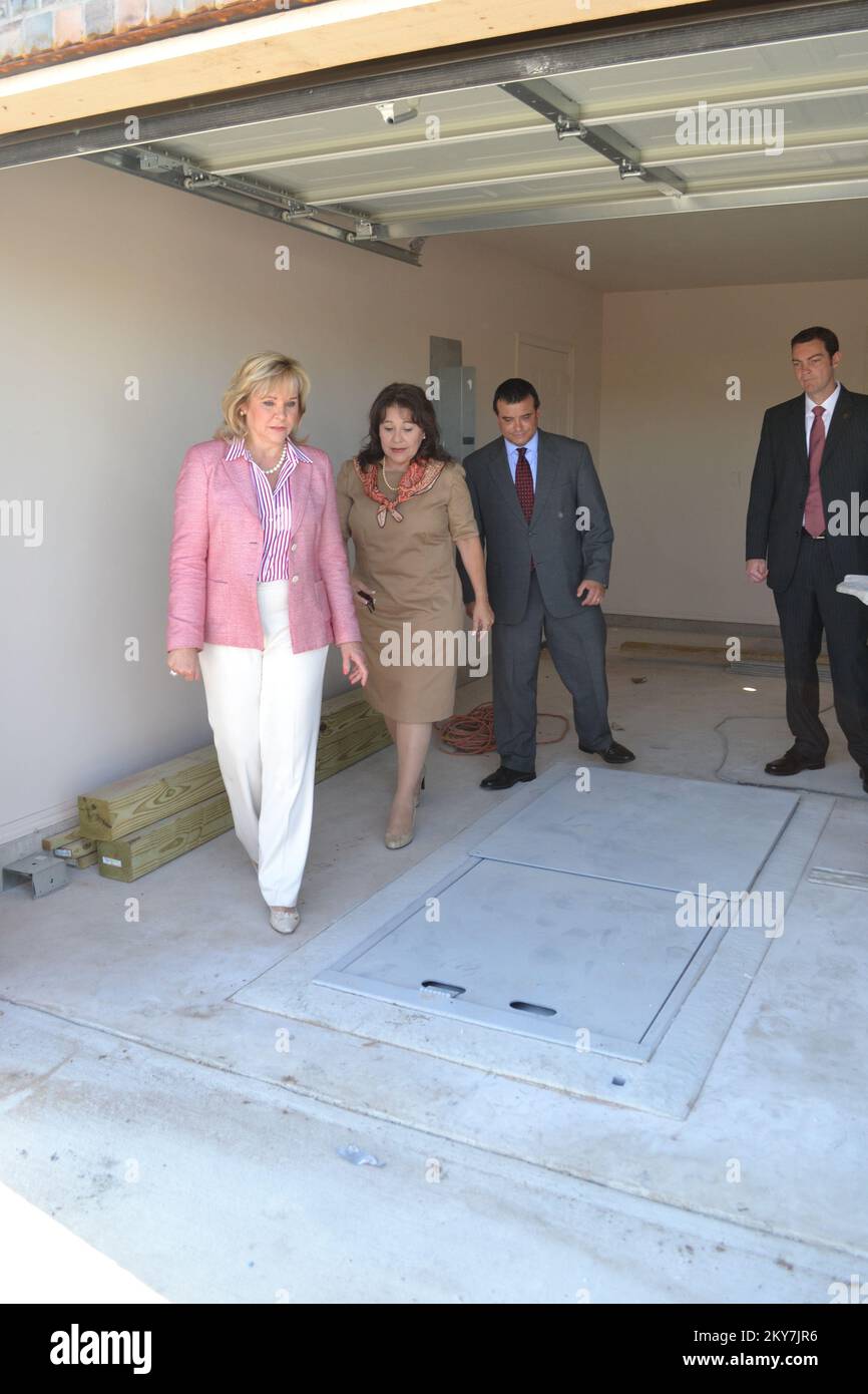 Moore, Okla., 30. August 2013, Oklahoma Governor Mary Fallin (links) und USA Department of Housing and Urban Development (HUD) Tammye Trevi├▒o (Zentrum) spazieren um einen unterirdischen Sicherheitsraum in der Garage eines neu errichteten Hauses in Moore. Der Aufschwung ist in Moore im Gange, wo das HUD kürzlich angekündigt hat, dass die Stadt nach dem Tornado der EF-5 im Mai 2013 $26,3 Mio. € in einem Gemeinschaftsförderungsblock erhalten wird. Darüber hinaus erhält der Bundesstaat Oklahoma $10,6 Mio. € zur Unterstützung der lokalen Wiederaufbaumaßnahmen nach heftigeren Stürmen vom 18. Mai bis 2. Juni. Fotograf Stockfoto