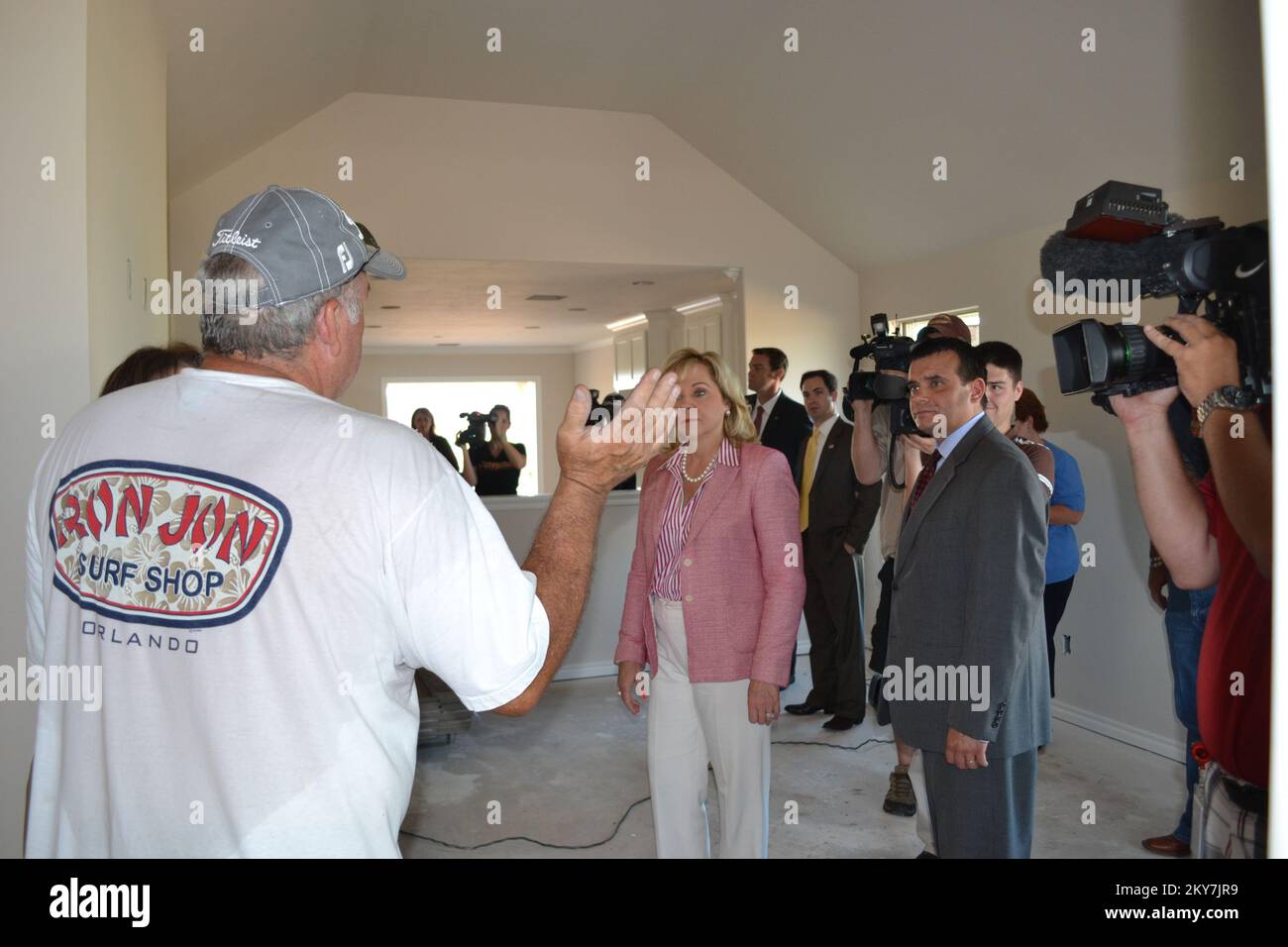 Moore, Oklahoma, 30. August 2013 Mary Fallin, Oklahoma Gouverneur, hört einem Bauunternehmer in einem der vielen Häuser, die in Moore, Oklahoma, gebaut werden. Der Wiederaufbau ist im Gange in Moore, wo die USA sind Das Ministerium für Wohnungsbau und Stadtentwicklung hat soeben angekündigt, dass die Stadt nach dem Tornado der EF-5 im Mai 2013 $26,3 Mio. € in einem Gemeinschaftsförderungsblock erhalten wird. Darüber hinaus erhält der Bundesstaat Oklahoma $10,6 Mio. € zur Unterstützung der lokalen Wiederaufbaumaßnahmen nach starken Stürmen in der Region vom 18. Mai bis 2. Juni. Fotos von Katastrophen und Notfällen Stockfoto
