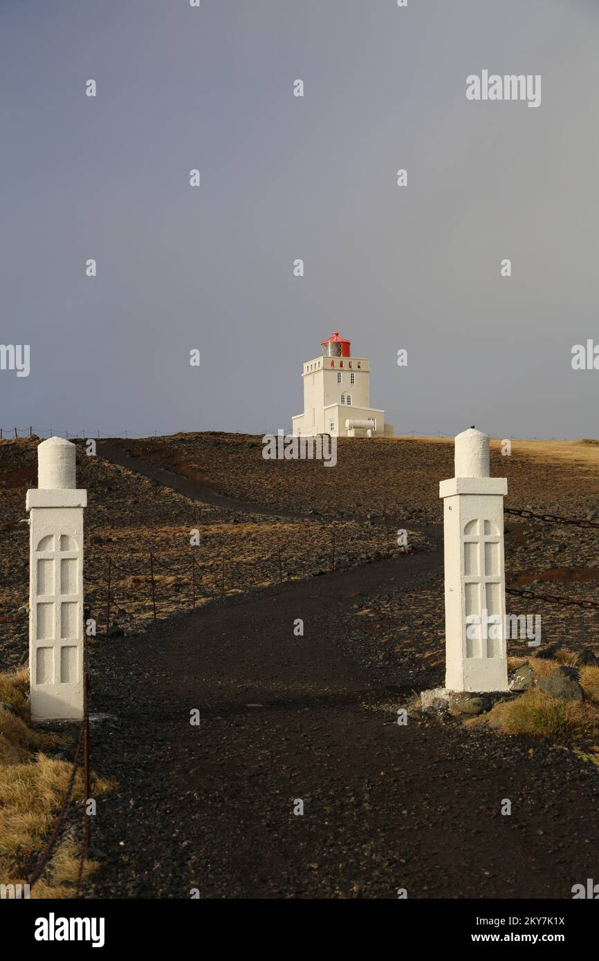 Dyrhólaey Leuchtturm zwischen den Pfosten Stockfoto
