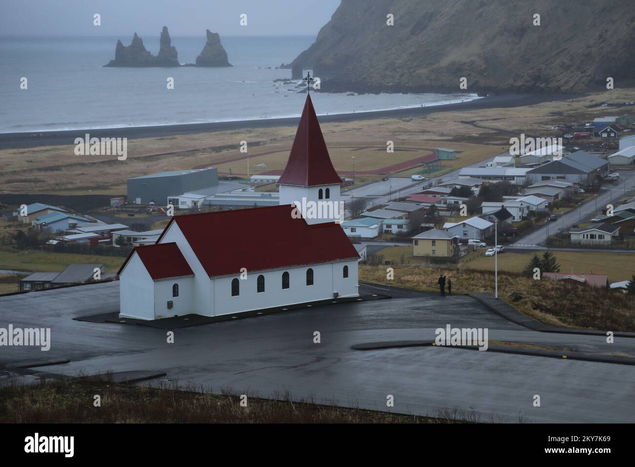 Vakurkirkja-Kirche in Vik mit Basaltstapeln Stockfoto