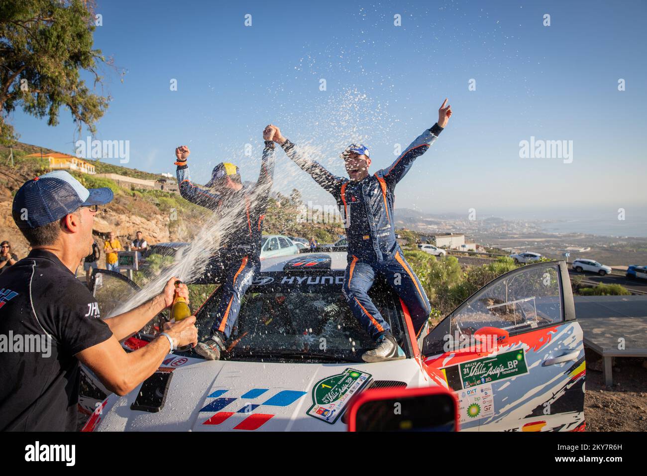 Pepe López und Mitfahrerin Borja Rozada feiern den Sieg der S-CER Spanish Rally Championship auf Teneriffa Stockfoto