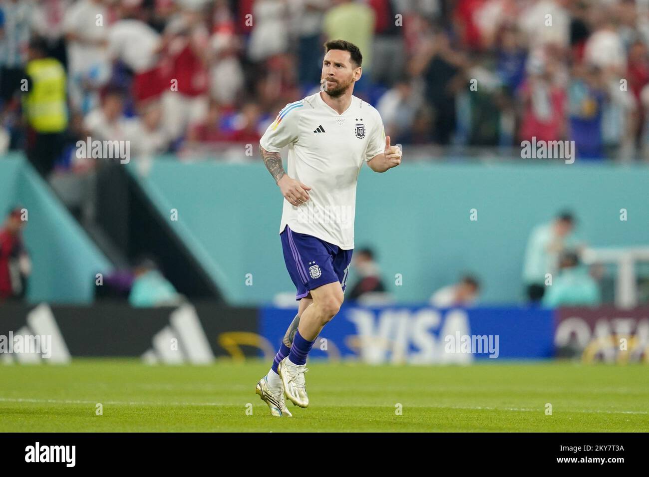 DOHA, KATAR - 30. NOVEMBER: Der Spieler Argentiniens Lionel Messi erwärmt sich vor dem FIFA-Weltmeisterschaftsspiel Katar 2022 Gruppe C zwischen Argentinien und Polen in Stadium 974 am 30. November 2022 in Doha, Katar. (Foto: Florencia Tan Jun/PxImages) Kredit: Px Images/Alamy Live News Stockfoto
