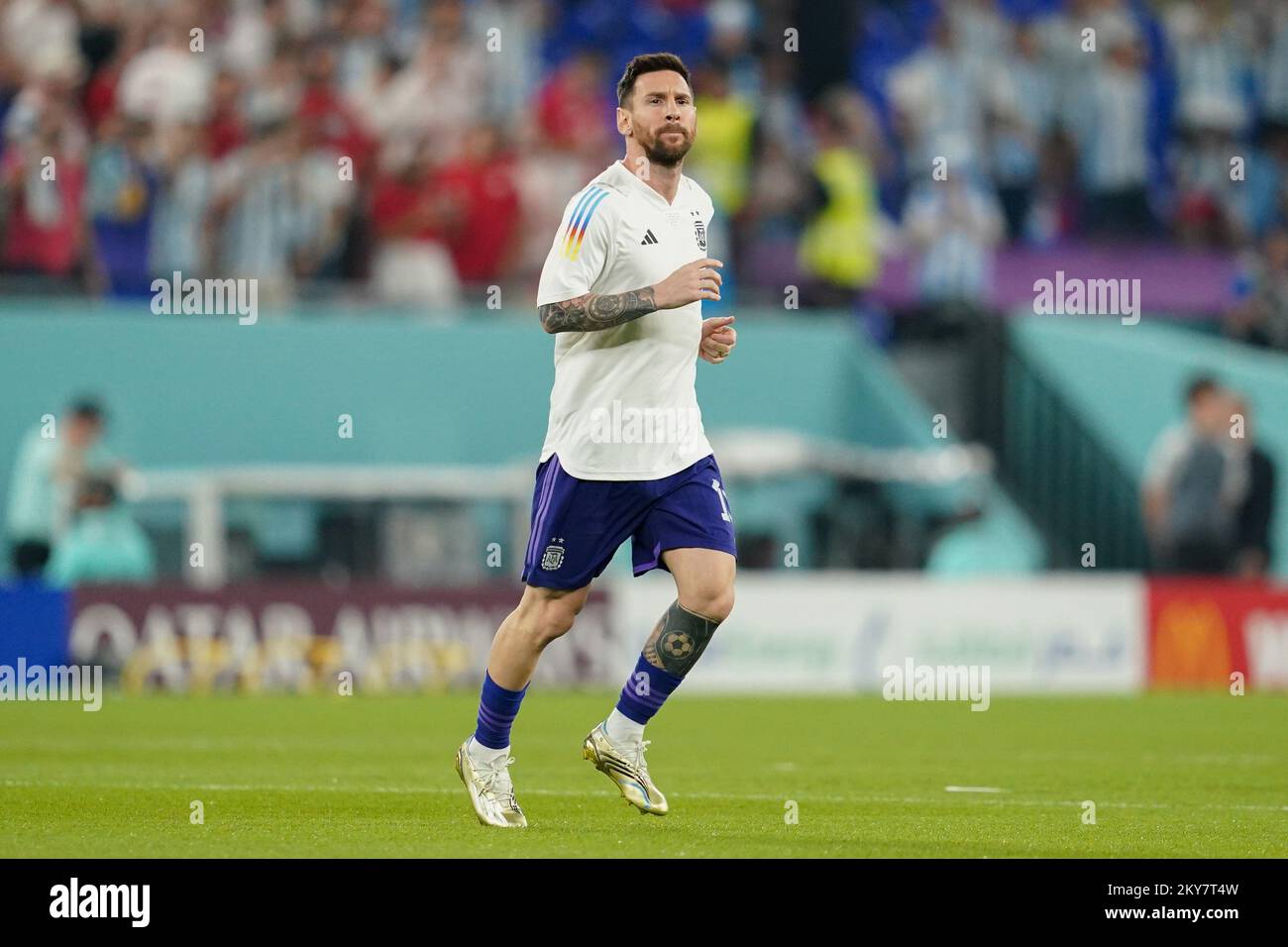 DOHA, KATAR - 30. NOVEMBER: Der Spieler Argentiniens Lionel Messi erwärmt sich vor dem FIFA-Weltmeisterschaftsspiel Katar 2022 Gruppe C zwischen Argentinien und Polen in Stadium 974 am 30. November 2022 in Doha, Katar. (Foto: Florencia Tan Jun/PxImages) Kredit: Px Images/Alamy Live News Stockfoto