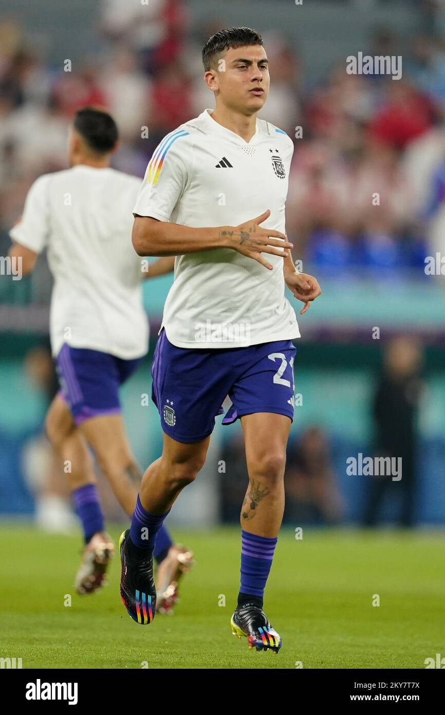 DOHA, KATAR - 30. NOVEMBER: Spieler Argentiniens Paulo Dybala erwärmt sich vor dem FIFA-Weltmeisterschaftsspiel Katar 2022 Gruppe C zwischen Argentinien und Polen in Stadium 974 am 30. November 2022 in Doha, Katar. (Foto: Florencia Tan Jun/PxImages) Kredit: Px Images/Alamy Live News Stockfoto