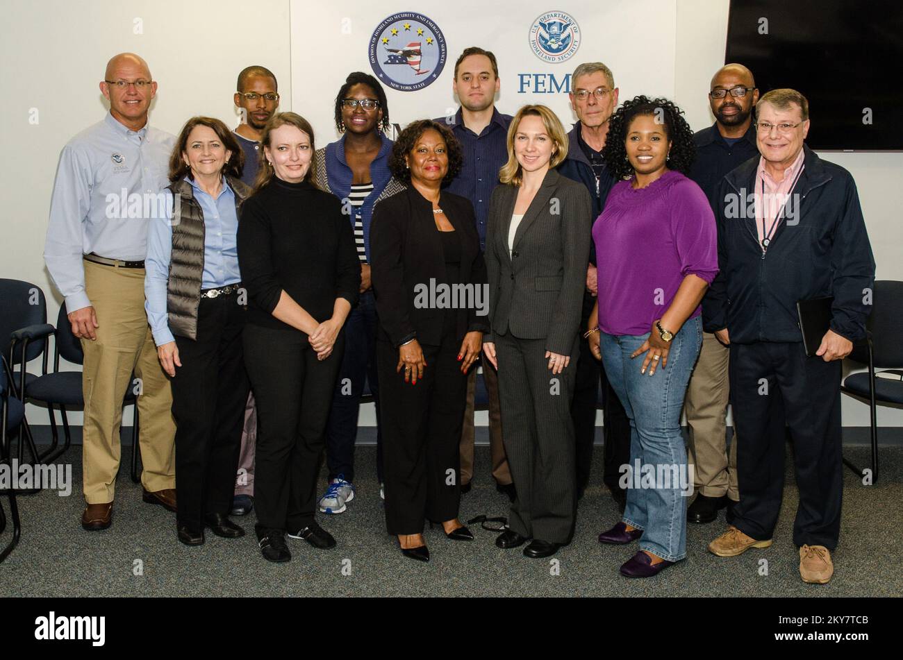 „Queens, New York, 26. September 2013 das Joint Field Office (JFO) der Federal Emergency Management Agency (FEMA) in Queens, New York, wurde mit dem DHS Sustainable Practices 'Green Dream Team' Award 2013 ausgezeichnet. Das Disaster Response and Recovery Team für Hurrikan Sandy wurde für seine Bemühungen um Nachhaltigkeit in den Bereichen Umwelt, Energie und Wirtschaft geehrt. Bis heute hat der DR-4085 JFO mit Green Practices und Programmen mehr als 23 Millionen Dollar gespart. Hier sehen Sie: Federal Coordinating Officer (FCO) Willie Nunn (Zweiter von rechts) und Deputy FCO John Long (ganz links) zusammen mit leitenden Mitgliedern von Stockfoto
