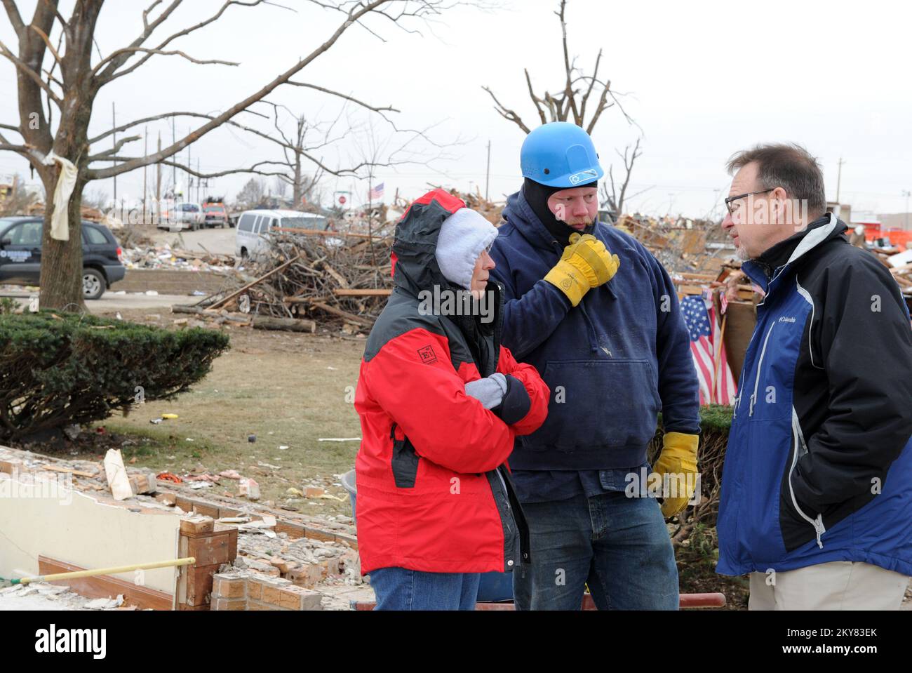 Washington, Illinois, 5. Dezember 2013 Rev. David Myers, Right, Senior Advisor des FEMA Administrator/Director Center of Faith-Based & Neighborhood Partnerships, spricht mit NECHAMA Jewish Response to Disaster Operations Manager Dan Hoeft, Center and All Hands Volunteers Director von US Disaster Response Sherry Buresh in einer Nachbarschaft, in der beide mit freiwilliger Unterstützung bei der Säuberung helfen. Myers traf sich mit Freiwilligenorganisationen Active in Disaster Groups, um die Reaktion auf die Katastrophe zu besprechen und die Koordination und Zusammenarbeit der Partner zu besprechen. Washington, Illinois, USA-- Rev. David Myers, R. Stockfoto