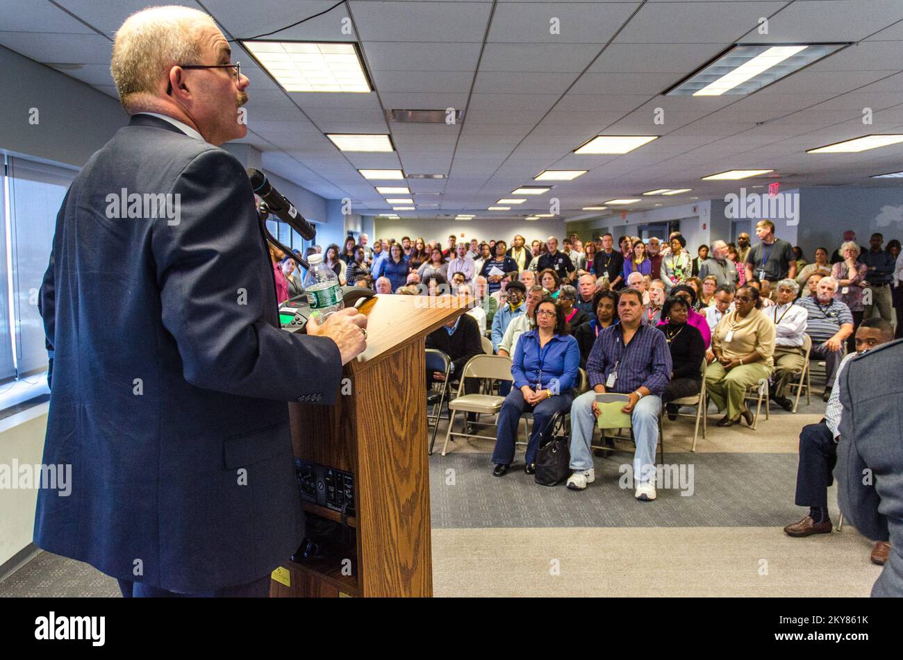 Forest Hills, New York, 15. Januar 2014 Robert Imbornoni, Director of the New York Sandy Recovery Field Office, spricht bei einem Treffen mit allen Händen vor den Mitarbeitern der FEMA, um den Übergang des Hurricane Sandy Joint Field Office zum Sandy Recovery Field Office anzukündigen. K.C.WILSEY/FEMA. New York Hurrikan Sandy. Fotos zu Katastrophen- und Notfallmanagementprogrammen, Aktivitäten und Beamten Stockfoto