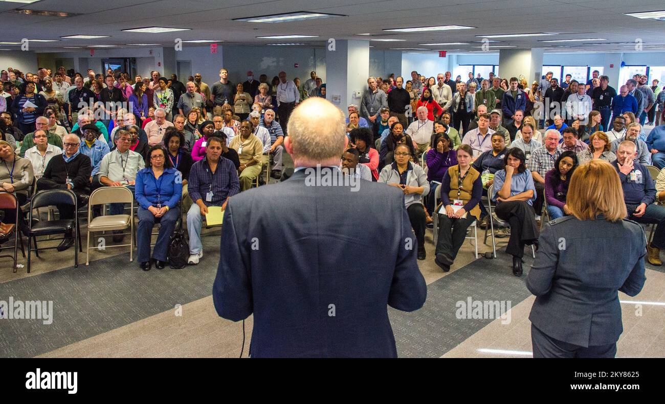 Forest Hills, New York, 15. Januar 2014 Robert Imbornoni, Director of the New York Sandy Recovery Field Office, spricht bei einem Treffen mit allen Händen vor den Mitarbeitern der FEMA, um den Übergang des Hurricane Sandy Joint Field Office zum Sandy Recovery Field Office anzukündigen. K.C.WILSEY/FEMA. New York Hurrikan Sandy. Fotos zu Katastrophen- und Notfallmanagementprogrammen, Aktivitäten und Beamten Stockfoto