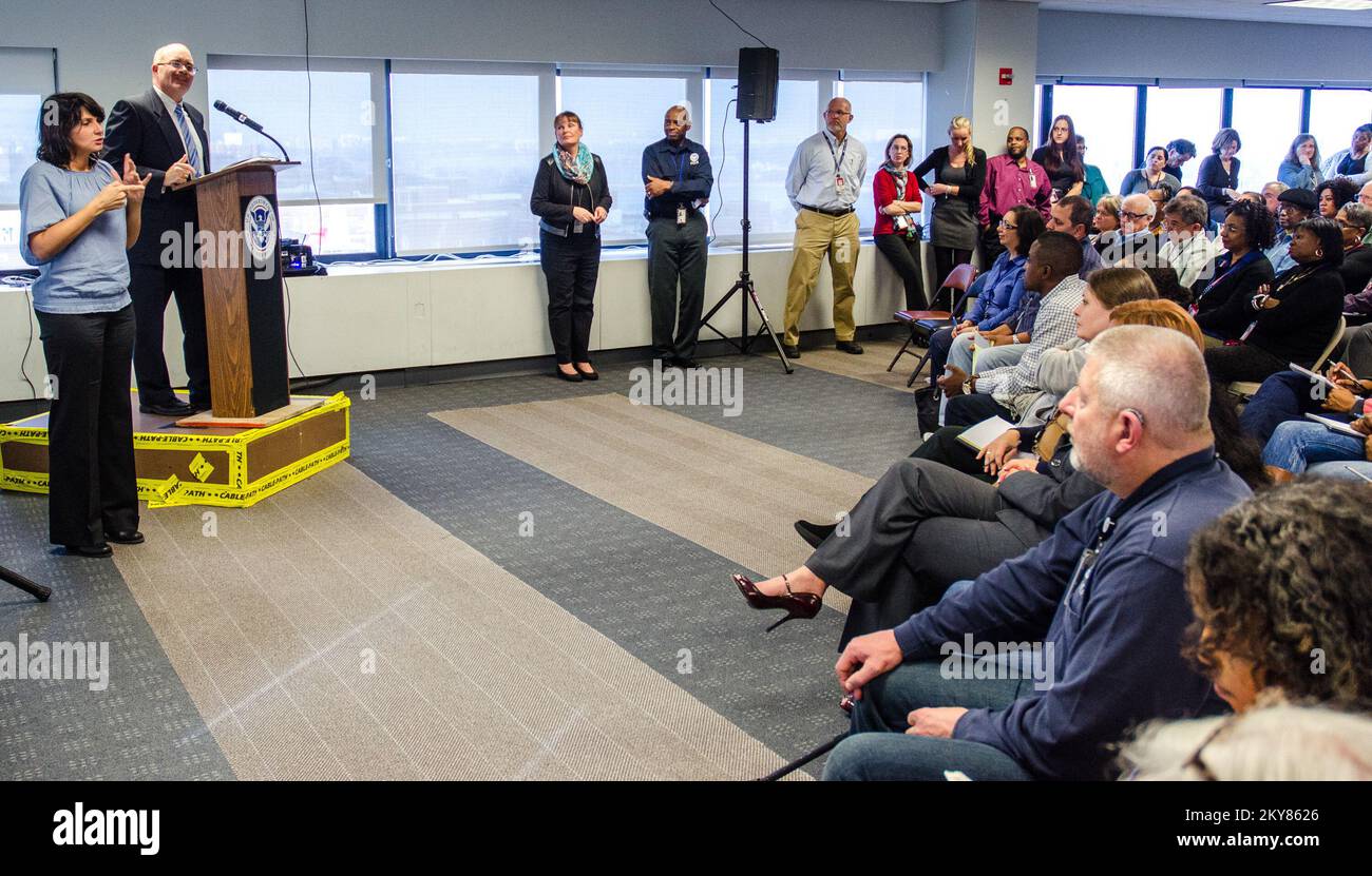 Forest Hills, New York, 15. Januar 2014 Robert Imbornoni, Director of the New York Sandy Recovery Field Office, spricht bei einem Treffen mit allen Händen vor den Mitarbeitern der FEMA, um den Übergang des Hurricane Sandy Joint Field Office zum Sandy Recovery Field Office anzukündigen. K.C.WILSEY/FEMA. New York Hurrikan Sandy. Fotos zu Katastrophen- und Notfallmanagementprogrammen, Aktivitäten und Beamten Stockfoto
