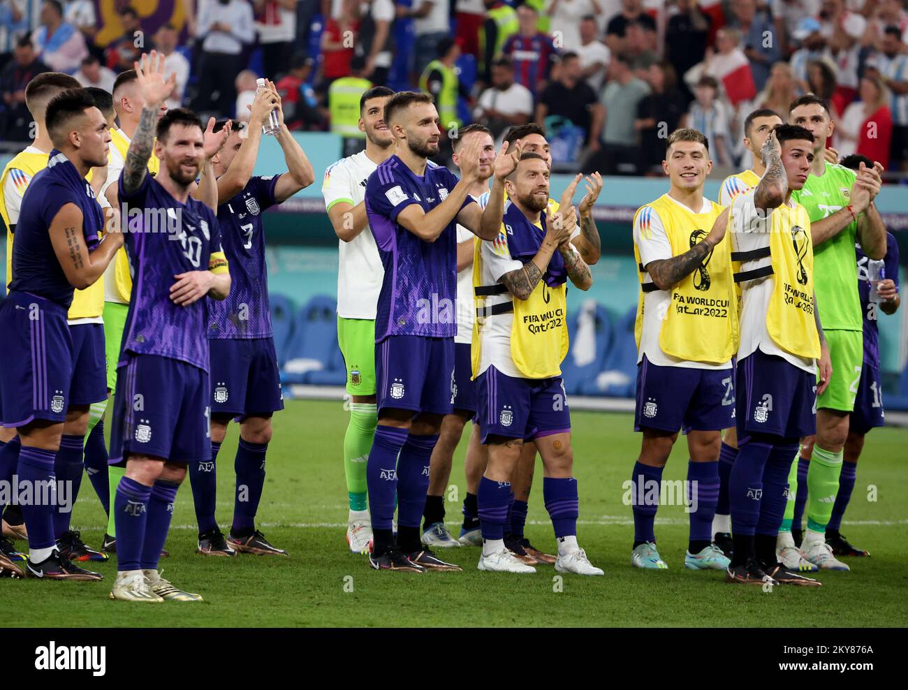 Doha, Katar. 30.. November 2022. Spieler aus Argentinien feiern den Sieg mit den Fans nach dem FIFA-Fußballspiel 2022, dem Fußballspiel der Gruppe C zwischen Polen und Argentinien am 30. November 2022 im Stadium 974 in Doha, Katar - Foto Jean Catuffe/DPPI Credit: DPPI Media/Alamy Live News Stockfoto