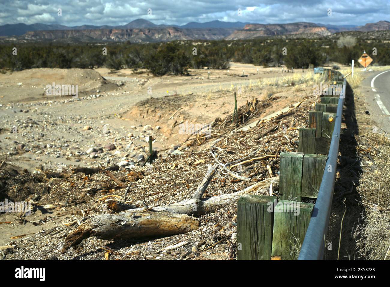 Cochiti, New Mexico, 11. Februar 2014 bei den jüngsten schweren Überschwemmungen wurden Tonnen von Sediment und Schutt entlang der Highways und Schutzgeländer der Route 22 abgelagert. Die USA Die Federal Emergency Management Agency (FEMA) des Department of Homeland Security hat dem Bundesstaat New Mexico staatliche Katastrophenhilfe zur Verfügung gestellt, um die staatlichen, lokalen und Stammeswiederherstellungsmaßnahmen in dem Gebiet zu ergänzen, das von schweren Stürmen und Überschwemmungen im Zeitraum vom 23. Bis 28. Juli 2013 betroffen war. Adam DuBrowa/FEMA. Santa Clara Pueblo schwere Stürme und Überschwemmungen. Fotos zu Katastrophen- und Notfallmanagementprogrammen, Aktivitäten und Beamten Stockfoto