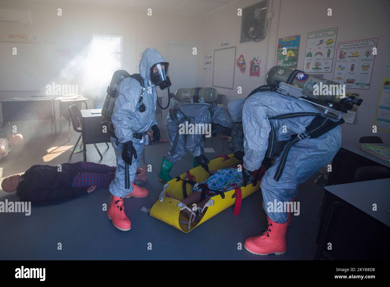 Anniston, Ala., 1. März 2014 Technische Notfallschulung (tert) Studenten führen eine letzte Übung in Northville, einer fiktiven Stadt in der Chemie-, Ordnanz-, Biologie- und Radiologie-Einrichtung (COBRA). Sie stoßen auf ein realistisches Szenario und haben die Aufgabe, die während der Woche erlernten Verfahren durchzuführen, einschließlich der Prinzipien der Massenhilfe bei Unfällen, der Szenenanalyse und Sicherheit, der Probenahme und Überwachung sowie der Dekontamination. Fotos zu Katastrophen- und Notfallmanagementprogrammen, Aktivitäten und Beamten Stockfoto